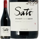 Information 商 品 名name Sato Wines Sato Pinot Noir North Canterbury 2019 蔵 元wine maker サトウ・ワインズ / Sato Wines 産 地terroir ニュージーランド/New Zealand＞サウスアイランド地方/South Island＞セントラル・オタゴ地区/Central Otago 格 付 けclass G.I セントラル・オタゴ / Central Otago ヴィンテージvintage 2019年 品 種cepage ピノ・ノワール100％ 種 類 / 味わいtype/taste 赤red / 辛口dry 容 量net volume 750ml 輸 入import 正規輸入代理店 kpオーチャードサトウ・ワインズは世界屈指のピノ・ノワール銘醸地であり、世界最南端のワイン産地でもあるニュージーランド南島、セントラル・オタゴの地で佐藤嘉晃氏と佐藤恭子氏ご夫婦が2009年に始められた、極めて小規模生産のブティック・ワイナリーです。 2019ヴィンテージから自前の醸造所を構え、自社畑からのワイン「La Ferme de Sato/ラ・フェルム・ド・サトウ」のリリースも始まり、国内外問わず高い注目をますます集めるようにりました。“ヴィニュロン”を自称される（注：畑での作業を第一優先とする醸造家はワインメーカーという肩書きを避けることがある）佐藤さん夫婦が、世界最高峰のテロワールを有する畑と真摯に向き合い、弛まぬ努力からサトウ・ワインズのワインは産まれます。 ワイン伝統国の偉大な造り手たち（ベル努力によってようやく得られた高品質なブドウンハルト・フーバー、ドメーヌ・マタッサ、ジャン・イヴ・ビゾー、ジャン・ピエール・フリック、フィリップ・パカレ、ジュリアン・ギヨ、クリスチャン・ビネールなど）から学び大きな影響を受けた彼らは「優しくて、繊細でしなやか、かつ滑らかな口当たりで飲み手を癒してくれるようなワインを造りたい」と、オーガニックもしくはビオディナミ農法で栽培されたブドウを、添加物を一切用いることなく（ボトリング前の少量の酸化防止剤を除く）丁寧に醸します。生み出されるワインはセントラル・オタゴの冷涼かつ寒暖差の大きい気候の恩恵をしっかり享受しつつ、体に染み込むようなコクと生命力に溢れたエネルギーを感じさせながら上品さがあり、心地よい余韻へと続いていく素晴らしいもの。その根底には、「可能な限り、畑からボトルの中へと引き継がれる調和した微生物環境を壊したくない。正しくテロワールとヴィンテージが反映されたワインを造りたいんです。“美味しいワインは文字通り生きている”と信じているからです」と語る佐藤さん夫婦の確固たる信念があります。 「まず何より、自分たちはワイン造りを行っている土地に対して存分の敬意を払うことが大切だと考えています。したがって、ブドウの栽培はオーガニックないしはビオディナミ農法でなされるべきだと信じていますし、ブドウは人の手による介入を最小限に抑えてワインへと生まれ変わらせるべきだとも信じています。生命力に満ちた健康的なブドウを収穫できるセントラル・オタゴというこの美しい土地のテロワールが反映された“混じりけのない生きたワイン”を造り出すこと、その挑戦に私たちは心を昂らせないわけにはいかないのです」…嘉晃氏が語るこの言葉こそにサトウ・ワインズの魅力が最も端的に現れており、そして何より我々はワインの中にそれを確かに見て取ることができるのです。 ※インポーター様資料より