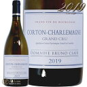 Information 商 品 名name Bruno Clair Corton Charlemagne Grand Cru 2019 蔵 元wine maker ブリュノ・クレール / Bruno Clair 産 地terroir フランス/France＞ブルゴーニュ地方/Bourgogne＞コート・ド・ボーヌ地区/Cote de Beaune＞アロース・コルトン/Aloxe Corton 格 付 けclass A.O.C コルトン・シャルルマーニュ・グラン・クリュ / Corton Charlemagne Grand Cru ヴィンテージvintage 2019年 品 種cepage シャルドネ100％ 種 類 / 味わいtype/taste 白white / 辛口dry 容 量net volume 750ml 輸 入import 正規輸入代理店 ラック・コーポレーション 情 報information アロース・コルトン村側のコルトン・シャルルマーニュの区画より。よく熟し、力強さや堅牢さを認めつつ、ピュアな酸味とミネラル感が同居するワインです。 香りはグレープフルーツ、蜂蜜、マッシュルーム。熟成とともに香りは複雑さを増し、その緊張感を緩めていきます。ブリュノ・クレールは、20haを超えるマルサネの大ドメーヌ、クレール・ダユに生まれ、祖父のジョゼフはマルサネ・ロゼの生みの親です。ブリュノ自身は1979年に自分の名を冠するドメーヌを立ち上げましたが、ジョゼフの死去後に起きた相続問題によって、その所有畑を十分に受け継ぐことが出来きませんでした。1985年になり、ようやく両親や兄弟の持ち畑を統合してドメーヌ・ブリュノ・クレールを強化。90年代に入ってさらに畑を増やし、今やマルサネから数々のクリマを所有するジュヴレ・シャンベルタン、そしてペルナン・ヴェルジュレスまで、合計25ha、28アペラシオンの規模にまで発展しています。 現在、当主のブリュノとセラーマスターのフィリップ・ブランがドメーヌの舵とりをしていますが、そこにブリュノの二人の息子エデュアールとアルチュール、長女のマルゴが参画。長男エデュアールは2010年からドメーヌで働きはじめ、2015年に栽培責任者となり2019年には全ての畑でビオを実践しました。2015年からは醸造にも関わり、ドメーヌの将来を担う存在と言えます。 畑では化学薬品は使用せず、オーガニック肥料（堆肥）を使用。パーセル全体でビオロジック栽培を採用。手摘みで収穫されたブドウは部分的に除?（0〜10%）していましたが、ヴィンテージによって異なるものの、エデュアールが加わってから徐々に全房を使用した醸造を行っています（約30％）。必要に応じて低温マセレーションを行い、自生酵母による自然発酵を待ちます。樽熟成はクリマとヴィンテージにもよりますが16〜22ヶ月。新樽率は20〜50％でグラン・クリュであっても100％ということはない。 ステンレンスタンクの中で1年間寝かされるマルサネ・ロゼの素晴らしさはいうまでもなく、ブルゴーニュ名物ジャンボン・ペルシエ（ハムとパセリのゼリー寄せ）とじつに相性がよい。また、マルサネの赤ワインでは、将来1級に認可される可能性のあるロンジュロワがとくに素晴らしくお値打ち。このクリマの一部には樹齢70年を超える樹が植えられている。 28ものアペラシオンを南北に離れて所有するブリュノ・クレールの偉大さは、どのアペラシオンも完璧に仕上げられていること。本拠地マルサネから離れたペルナン・ヴェルジュレスやコルトン・シャルルマーニュの白ワインも、驚くべき洗練さとテロワールの正当性を表現しています。 ※インポーター様資料より