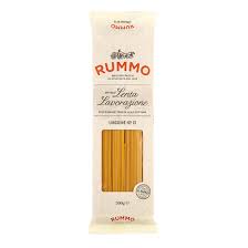 名称スパゲッティメーカールンモ原産国イタリア内容量500g保存方法湿気、直射日光を避け冷暗所に保存ください。その他/注意事項原料の処理工場等では大豆を含んだ原料も扱っています。輸入者株式会社大香【RUMMO】ルンモイタリアだけでなく世界中のパスタ愛好家が知るこのブランドには、パスタが本来持っている小麦の特徴を最大限に尊重し、最高のパフォーマンスを引き出すためにかけた時間を人々の喜びに変えます。タンパク質が多いというメリットタンパク質が多ければ多いほどアルデンテ感が増し消化に時間がかかるからこそ、満腹感が保たれるのです。なお、糖類の吸収は、柔らかい麺（タンパク質13.5%以下）に比べて限られているので体にいいことが科学的に証明されています。 ルンモは業界最高値（14.5%）のタンパク質含有量を誇るヘルシーなパスタです。RUMMO ルンモ リングイネ No.13 500g貝類、ロブスター、イカスミなどを使ったソースとの相性も抜群です。 ゆで時間目安：11分