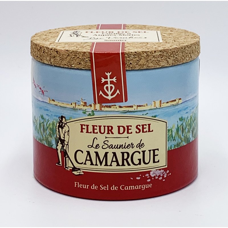 名称食塩メーカーカマルグ原産国フランス内容量125g輸入者株式会社アルカンカマルグの塩は甘み、苦味、こくがあり、海の香りが残っていると言われます“fleur de sel（塩の花）”　(日本語表記は「フルール・ド・セル」か「ペルルドセル」)と呼ばれるものです。 「天然海塩」、その中でもカマルグの塩は甘み、苦味、こくがあり、海の香りが残っていると言われます。 生野菜や魚など、より味が繊細なものと合わせやすく、さまざまな料理の最後に加えるひとふりで料理に生気を与える力を持ちフレンチのシェフ御用達品です。カマルグ フルール・ド・セル 125g最初に塩田の表面に現れるぺルルドセルは、高級品とされ、その繊細な結晶は料理の風味を際立たせます。プチギフトとしてもオススメの逸品です。