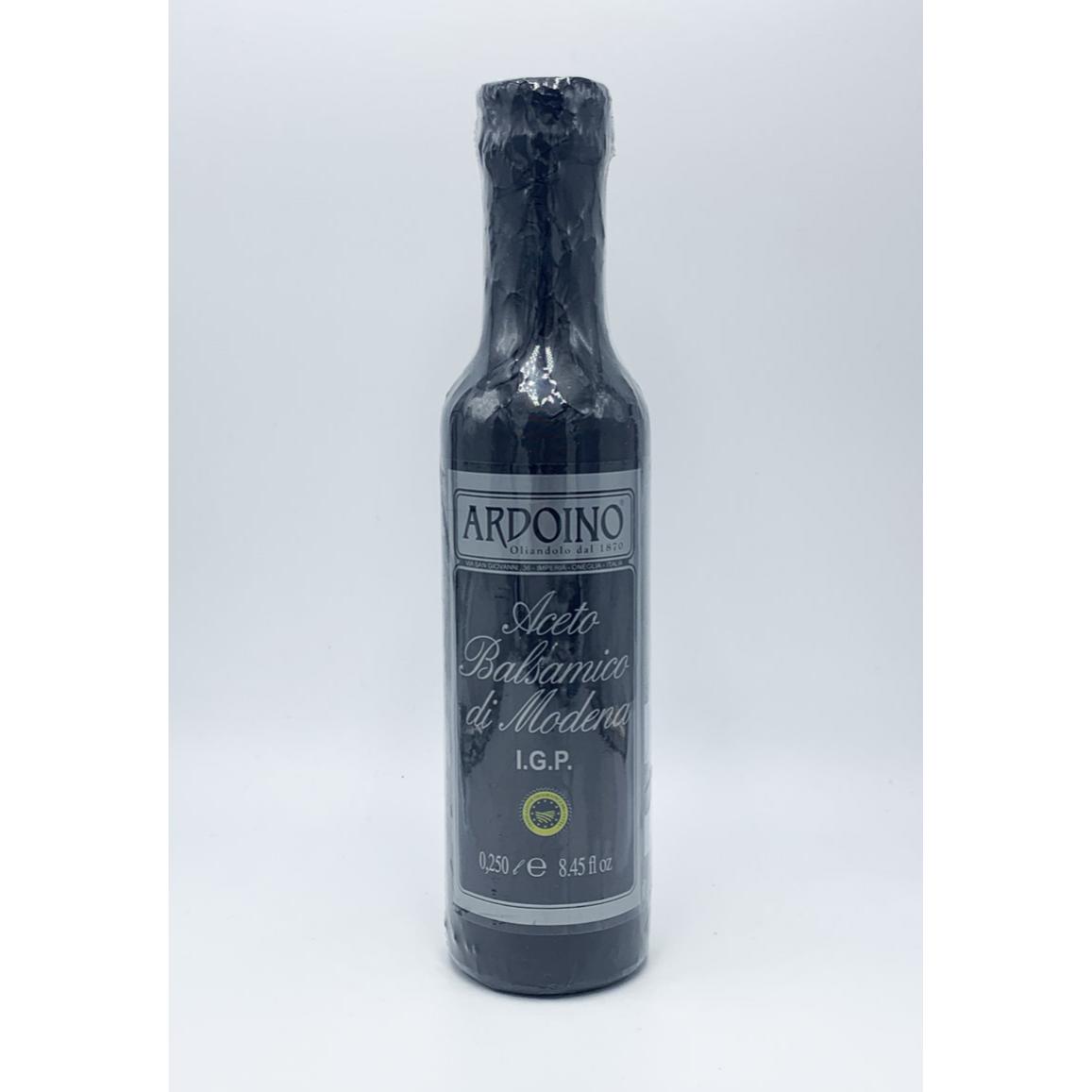 名称ブドウ酢メーカーアルドイーノ原産国イタリア内容量250ml保存方法高温多湿及び直射日光を避け、常温で保存してください。輸入者株式会社フードライナーアルドイーノ社は1870年リグーリア州インペリアに創業しました。高品質なオリーブオイルとオリーブ製品のメーカーとして古くから人々に知られてきました。小規模ながらその名前は世界中に知れ渡っています。 アルドイーノ社のオリーブオイルの特徴 アルドイーノ家がイタリア、リグーリア州でオリーブオイルの生産を始めたのは1870年の事でした。3代目のナンニ・アルドイーノは品質向上に努め、大きな努力と研究により素晴らしいエキストラヴァージンオイルを作りだしましたが、1974年に教養があり目の肥えた人々に見初められるまでは品質が高いにも拘わらず苦しい立場に置かれていました。今日ではアルドイーノ社は最も小さな作り手の一つでありながら、高品質のエキストラヴァージン・オリーヴオイルを生産するフラントイオ（オリーブオイル製造業者）であるとヨーロッパ中で称賛されています。ARDOINO アルドイーノ モデナ産バルサミコ酢　IGP 250mlモスト（ブドウ果汁）に10％ワインヴィネガーと最低10年熟成させたバルサミコをブレンド。その後最低3年間木樽で熟成させています。ブドウ品種はランブルスコ、サンジョヴェーゼ、トレッビアーノ、アルバーナ、アンチェロッタ、フォルターナ、モントゥーニ種。 酸度：6．0％