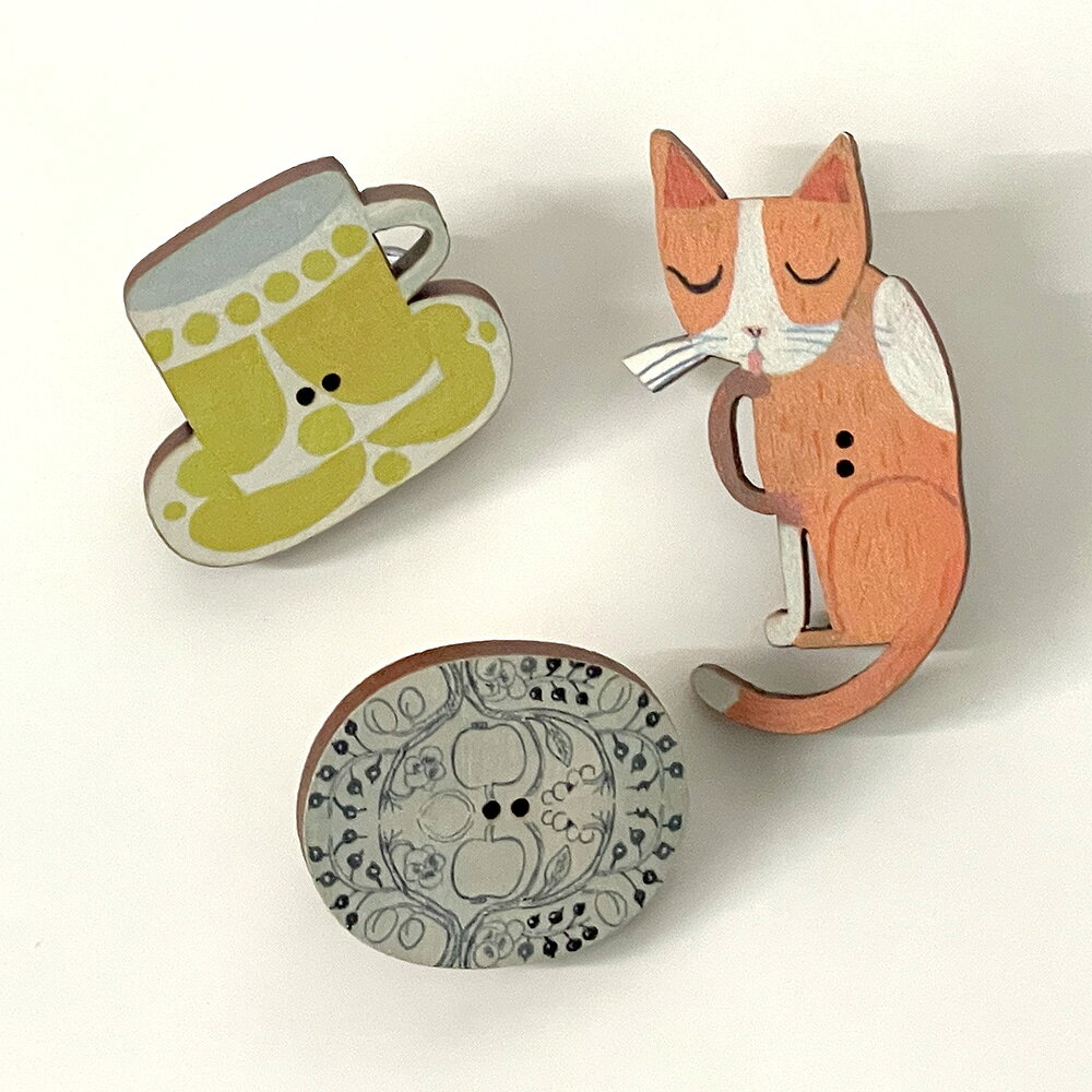 【マッティ・ピックヤムサ】木製ボタン ピンブローチ 3個セット【猫たち】北欧デザ...