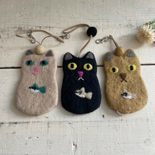 お魚つきネコの羊毛フェルトキーケース　ハンドメイド・フェアトレード【クリックポストは送料185円】