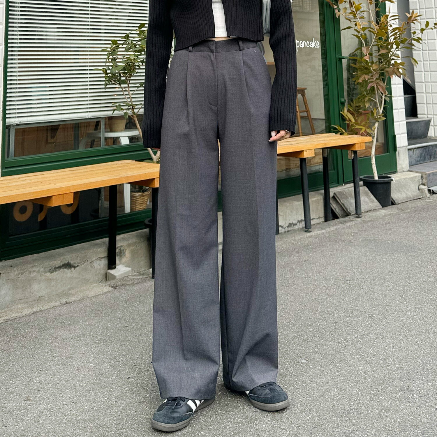 【クーポン対象アイテム】ストレートスラックスパンツ ピンタック タック入り 脚長効果 美脚見え ハイウエスト オールシーズン 春 夏 秋 冬 アイボリー ブラック チャコール グレー 白 黒 カジュアル 綺麗め