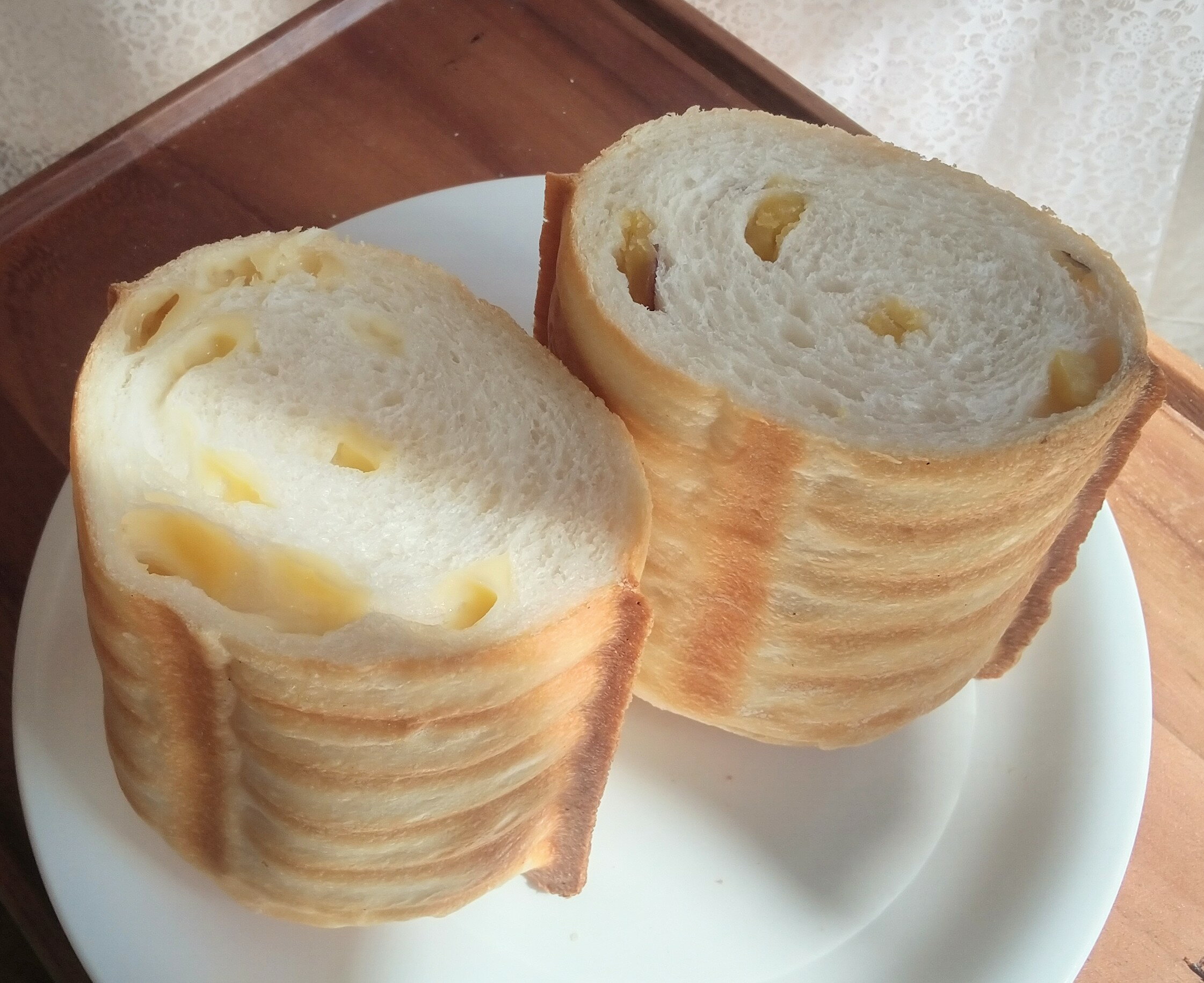 送料無料でお届け(一部追加地域あります)北海道産小麦粉100%と天然酵母を使用し焼き上げた食パン1斤と全粒粉食パン半斤、ラウンドパンのナチュラルチーズとさつまい...