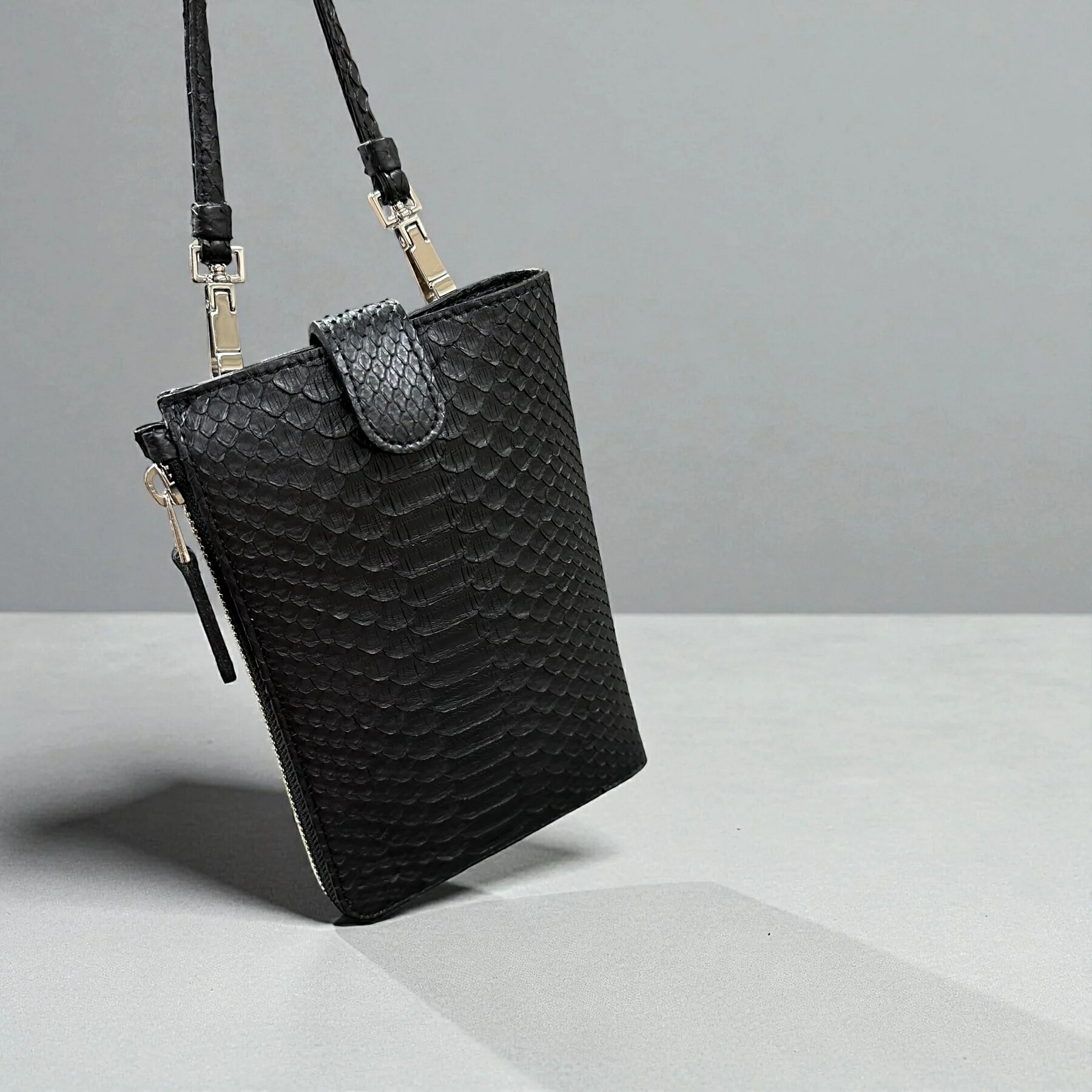 パイソン スマホショルダー 蛇革 本革 メンズ レディース 黒 ブラック BLACK エキゾチックレザー 高級バッグ 日本製 金運 風水 運気 縁起 品番CAPRI LE'SAC