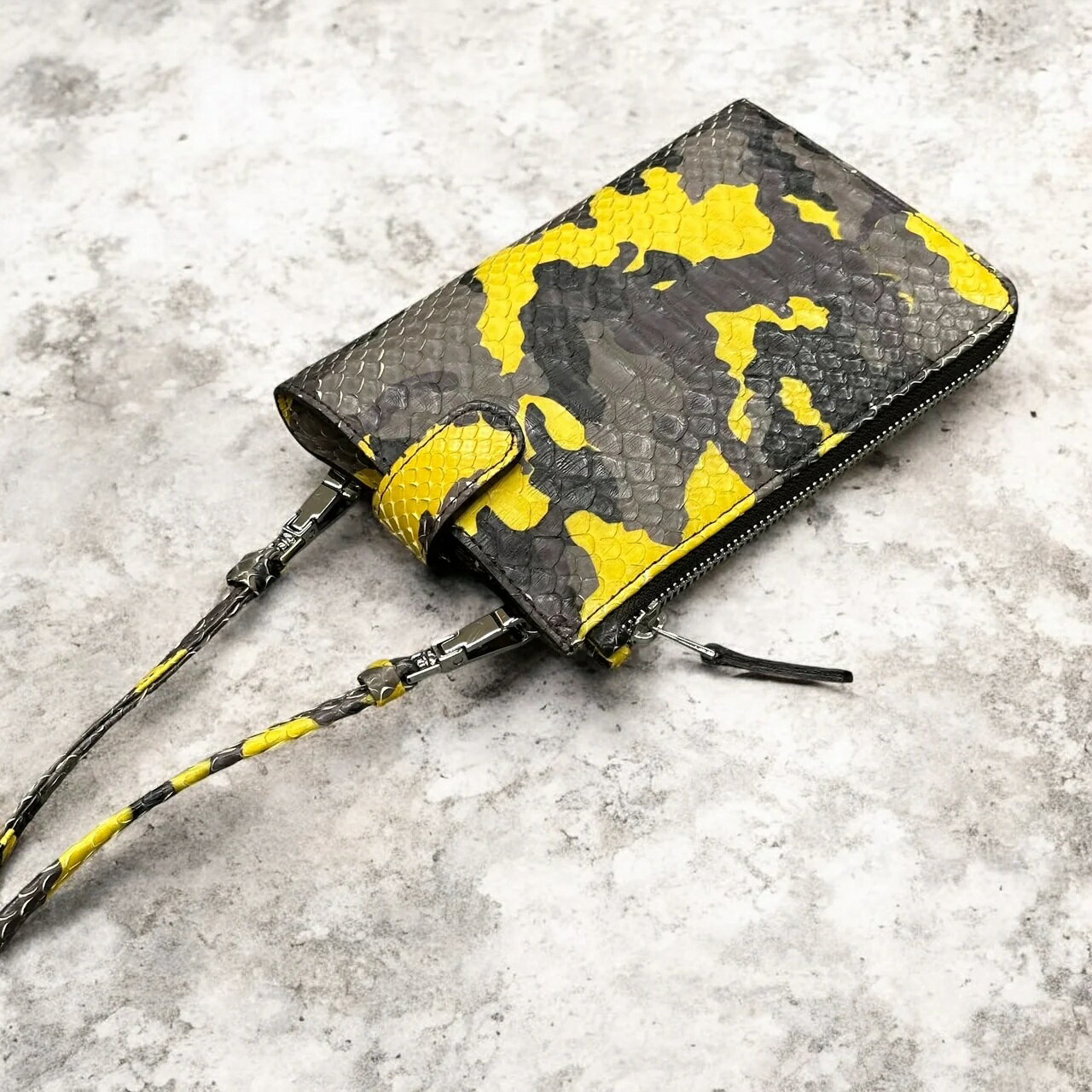 パイソン スマホショルダー 蛇革 本革 メンズ レディース 黄色 迷彩柄 カモフライエロー CAMOYELLOW エキゾチックレザー 高級バッグ 日本製 金運 風水 運気 縁起 品番CAPRI LE'SAC