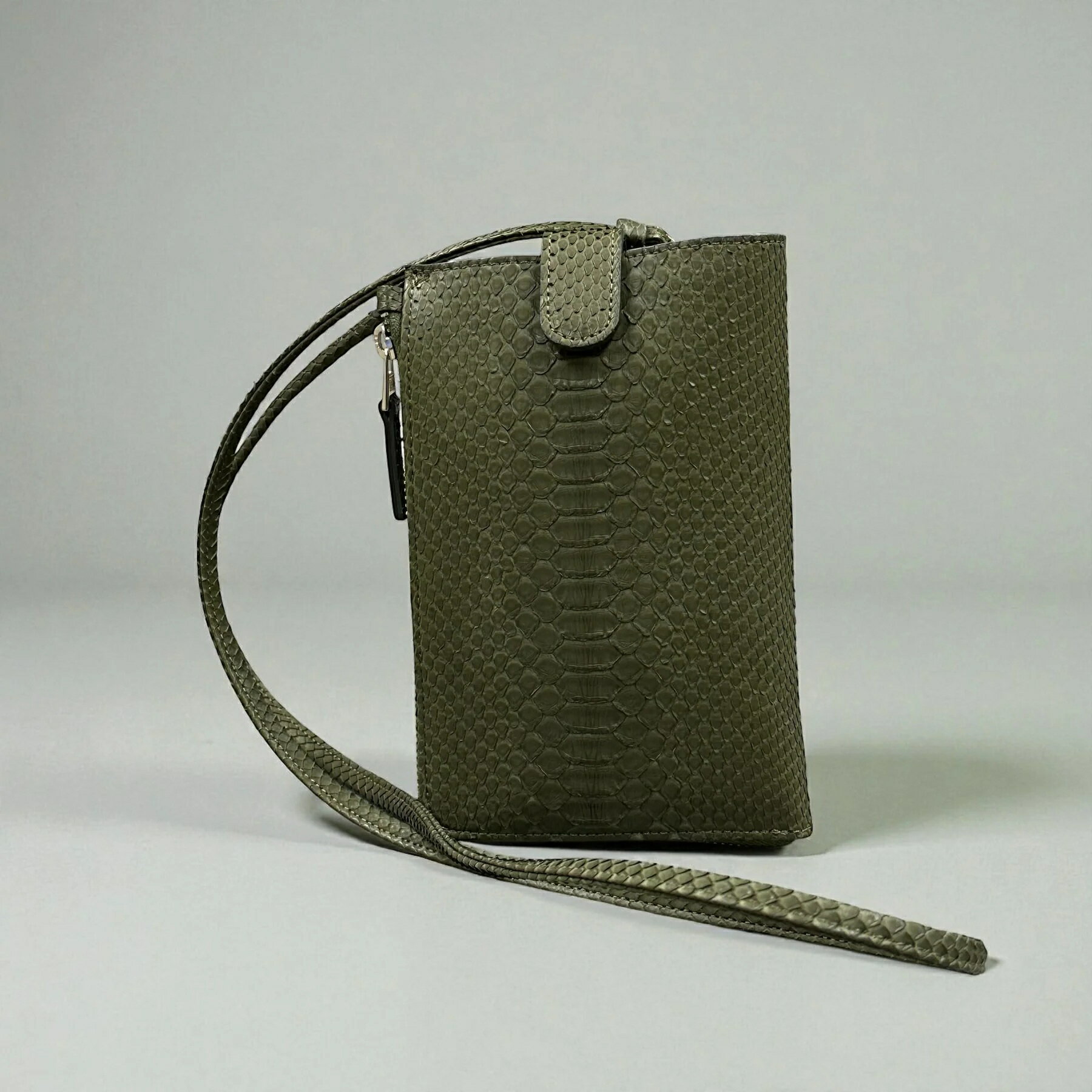 パイソン スマホショルダー 蛇革 本革 メンズ レディース 緑色 カーキ KHAKI エキゾチックレザー 高級バッグ 日本製 金運 風水 運気 縁起 品番CAPRI LE'SAC