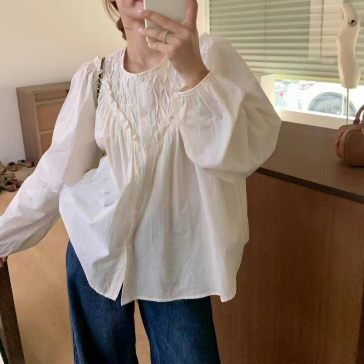 【半額クーポン対象】デコルテ 切り替え ブラウス シャツ フリル シンプル 無地 長袖 パフスリーブ ガーリー 女子会 春夏 おすすめ レディース オシャレ トレンド 人気 プチプラ 韓国ファッション【3317-fx】【予約販売：15-20日】【送料無料】メ込2