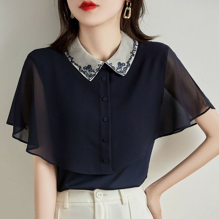 【半額クーポン対象】ブラウス シアー シャツ シフォン ケープデザイン 刺繍襟 上品 大人かわいい デート オフィス おすすめ おしゃれ レディース トレンド 人気 プチプラ 韓国ファッション 2025春夏新作【6222-bh】【予約販売：15-20日】【送料無料】メ込2のサムネイル