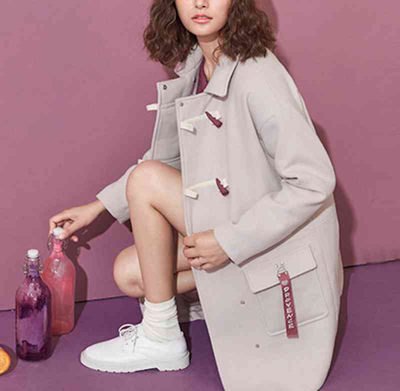 ダッフルコートレディースコーデ黒ピ...