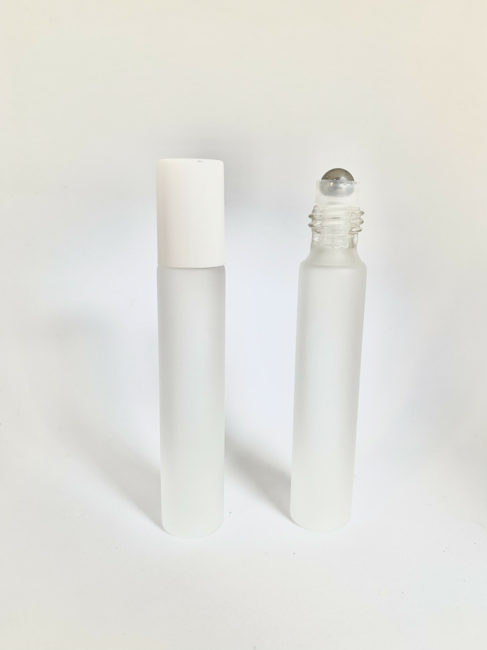 【ロールオンボトル】ホワイトキャップ 高級 10ml フロスト加工 乳白色 遮光瓶 ガラス製 化粧水 容器 美容液 香水 詰替え用 詰替 旅行