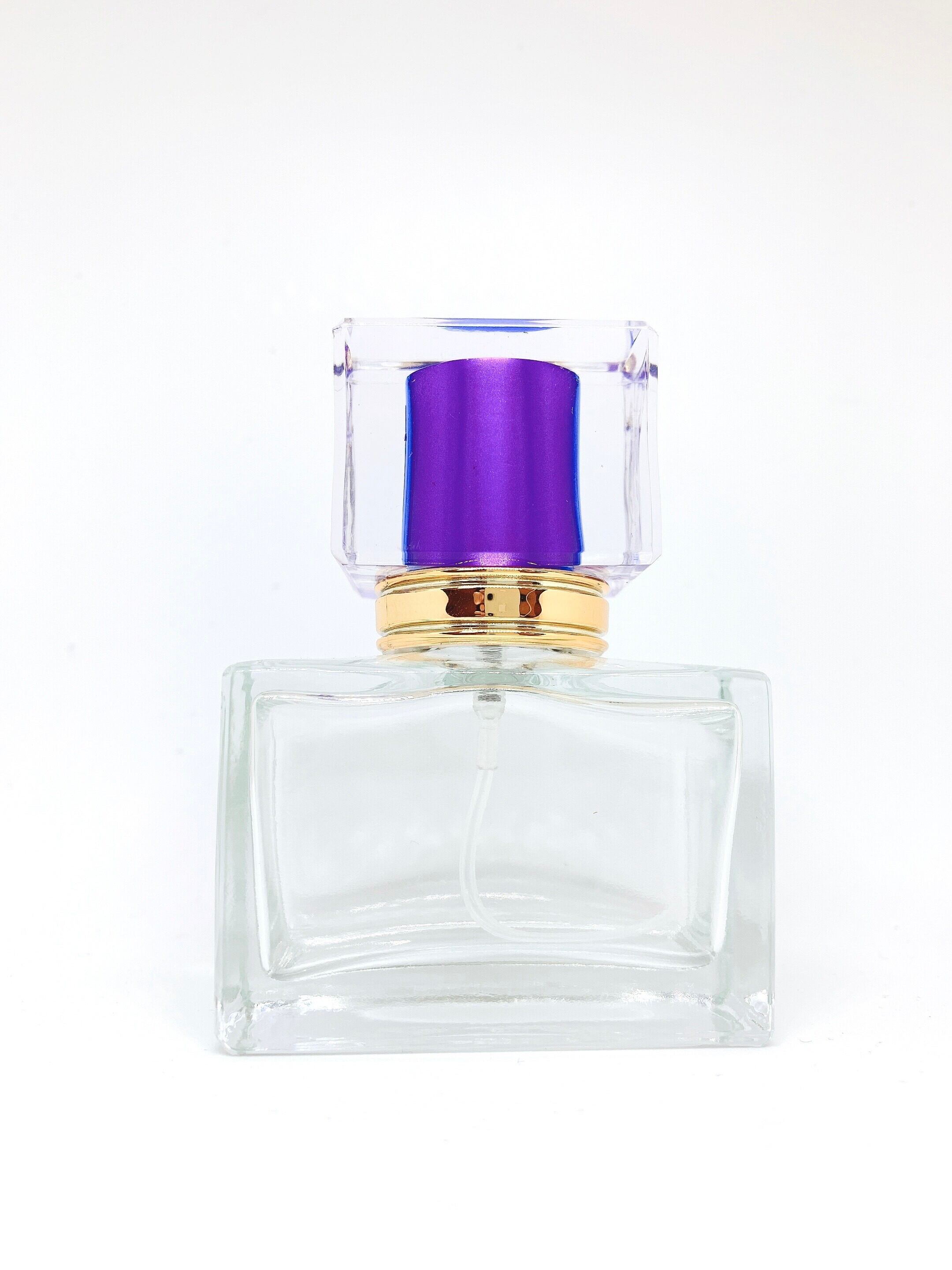 「その香水のせいかな」 ヘッド部分の紫が上品で美しい、それでいて存在感を醸し出す香水瓶です。 自作のアロマオイルなどを入れて、お部屋のどこへ置いても静かな主張をする不思議な色合いをお楽しみください。 その香りと共にあった思い出が、この先鮮明に蘇るでしょう。 内容：スプレー容器 (パープル) 1本 容量：30ml 素材：ガラス(容器) 横：5.9cm　縦：3.2cm　高：8.2cm（蓋含む） ※光の加減・パソコンの設定により、カラーが実際の商品と若干異なることがございます。