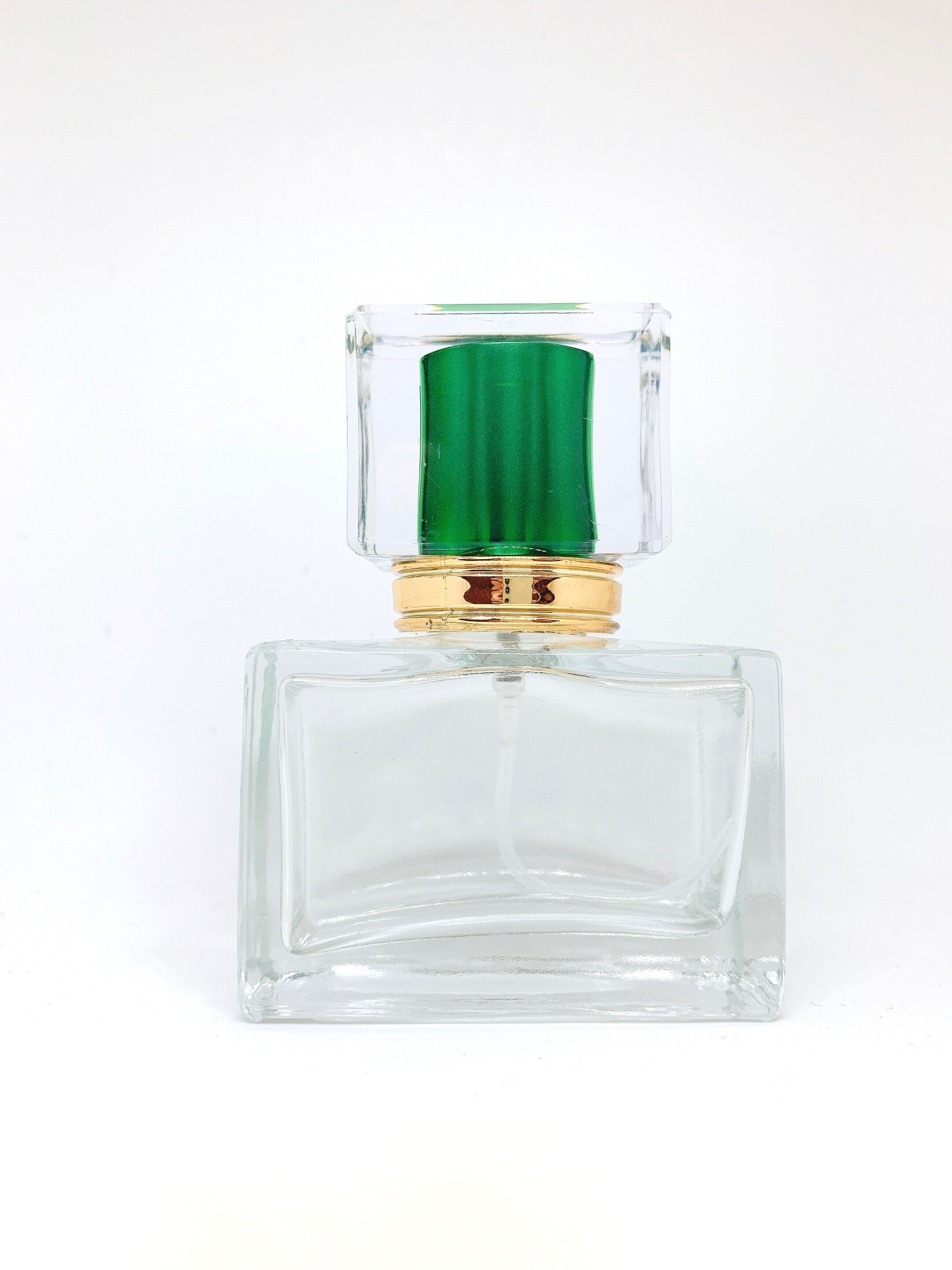 「その香水のせいだね」 ヘッド部分の落ち着いた深い緑が静かで美しい香水瓶です。 自作のアロマオイルなどを入れて、窓際に置きインテリアをお楽しみください。 その香りは、楽しかったあの頃を思い出させてくれることでしょう。 内容：スプレー容器 (グリーン) 1本 容量：30ml 素材：ガラス(容器) 横：5.9cm　縦：3.2cm　高：8.2cm（蓋含む） ※光の加減・パソコンの設定により、カラーが実際の商品と若干異なることがございます。