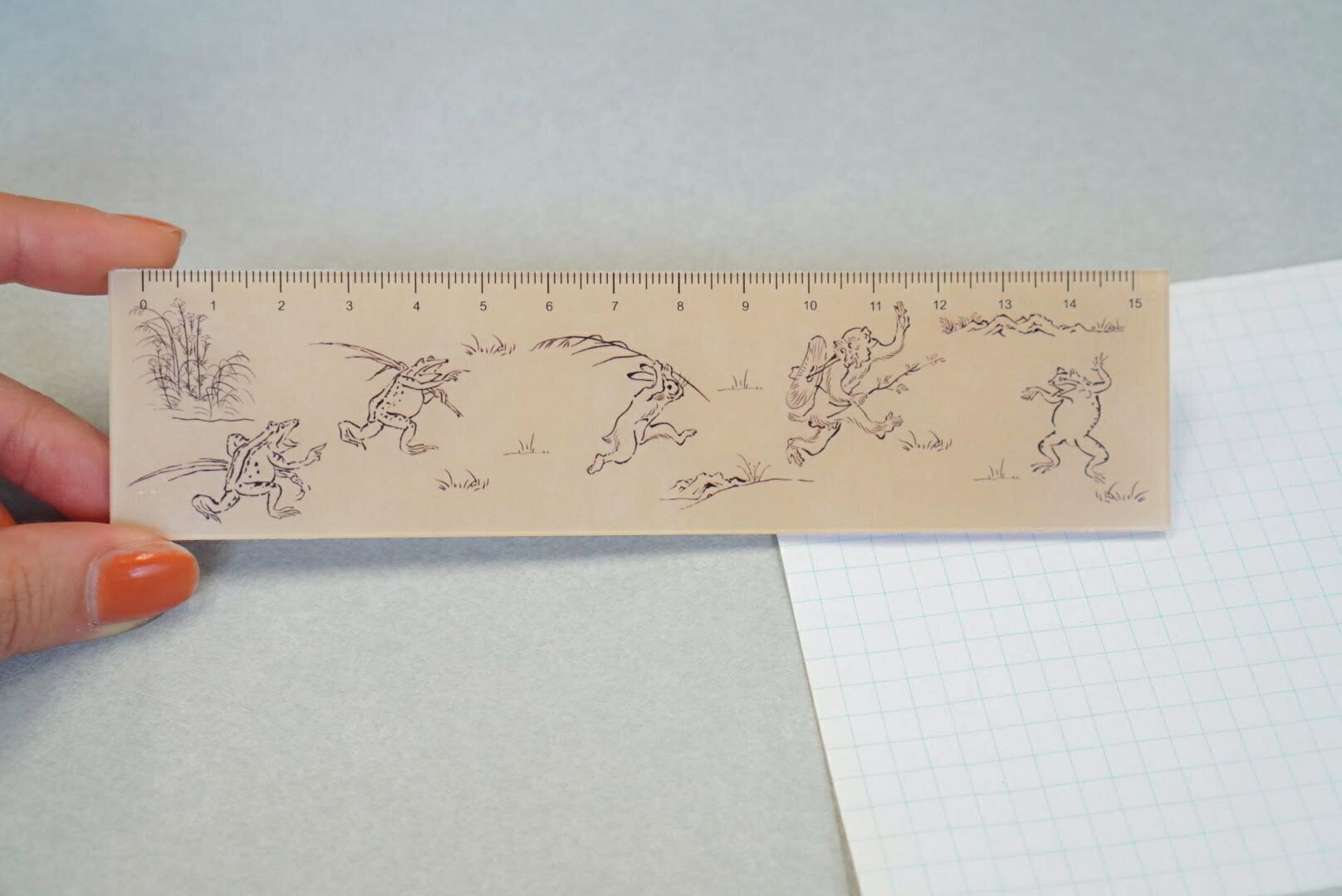 【 鳥獣戯画 15cm 定規 】1本 両面デザイン 絵巻物 日本最古 国宝 漫画 じょうぎ 測定 ルーラー アクリル カッター 艶 和風 学校 文房具 筆記用具 勉強 古典 文系 オフィス インテリア ステーショナリー デスク うさぎ カエル 猿 兎 蛙 オリジナル ユーモアの商品画像 2