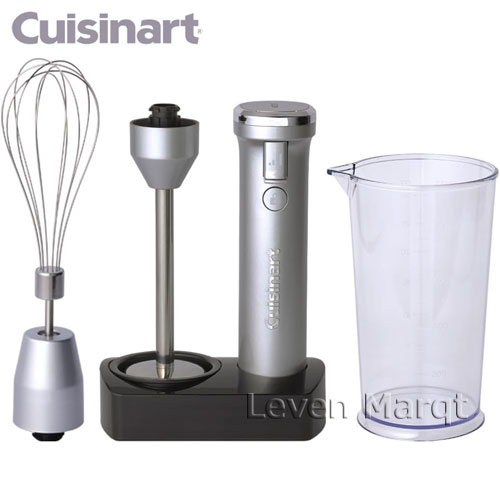 　Cuisinart/クイジナート 料理を芸術の城にまで高めたいという願いが、この”Cuisinart”というネーミングに込められています。 1973年アメリカで誕生して以来、世界中の一流シェフの厨房、家庭のキッチンに置いても信頼を勝ち得てきました。 手間や時間を省くだけでなく、素材を活かす料理作りのパートナーとして活躍しています。 クイジナート Cuisinart コードレス充電式 ハンドブレンダー RHB-1020J コードレスタイプなので、使う場所を選ばず手軽に使えてストレスフリー。 付属のウィスクを使えば、『つぶす』、『混ぜる』、『泡立てる』、『かき混ぜる』ができてお料理の幅も広がります。 また、本体はクイジナート最軽量モデル！ バッテリー内臓でも驚きの軽さにもかかわらず、マルチに使える優れものです。 サイズ ブレンダー装着時：約W6×D6.5×H37.5cm ウィスク装着時： 約W6×D6.5×H42cm 充電スタンド：約W15×D9×H3.8cm 重さ ブレンダー装着時：約530g ウィスク装着時：約510g 充電スタンド：約135g 出力 DC5V 2A 電池種類 リチウムイオン電池 充電の目安 約1時間45分 回転数 ブレンダー：約13,500回／分 ウィスク：約1,050回／分 セット内容 本体、ブレンダー、ウィスク、専用カップ、フタ、充電スタンド、USBケーブル(Type C)、クリーニングブラシ