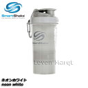 　Smartshake/スマートシェイク スウェーデンデザインのSmartshakeは、他のシェイカーには無いプロフェッショナルさと持ち運びに便利な機能性の高さからプロアスリートから高く評価され愛用されています。 アスリートだけではなく、世界中の多くの人に人気がありスポーツをする全ての人に新しい価値を提供しています。 プロテインシェーカー Smartshake O2GO 600ml ネオンホワイト スマートシェイクは、大きく分けて3つのパートからなっています。 一番下にはプロテインやスポーツドリンクの粉など、その上のパートは仕切りがあり、サプリメントを入れて持ち運ぶのに便利です。 必要な時に水で溶かして、運動後の一番良いタイミングでプロテインをお飲みいただけます。 スムージーなどにもおススメです。 ダマになりにくく、すぐに混ざるスマートシェイクの特性を活かしお料理のシーンでもお使いいただけます。 豊富なカラーバリエーションの中からお好きな色を自由に組み合わせて、自分だけのシェイカーをカスタムすることができます。 ※バージョンアップにより、より使いやすくなりました。 蓋：より開閉しやすい形状に変更。 カラビナ：取り外し可能なカラビナは、ボトル本体の色と同色となり、蓋と一体型になりました。 ストレーナー：ドリンクがより混ざりやすく深い形状に改良されました。 *画像は旧タイプのものを使用している場合があります。 *画像はイメージです。 サイズ φ10.0×H21.0cm 容量 600ml 材質 ポリプロピレン 取り扱いカラー ・ネオングリーン　・ネオンイエロー ・ネオンホワイト　・ネオンオレンジ ・ネオンピンク　　・ネオンブルー ・ネオンブラック　・ネオンレッド ・ネオンパープル カラーバリエーション 複数購入でパーツを組み替えてカスタマイズも！ Smartshake O2GO 600ml ネオングリーン Smartshake O2GO 600ml ネオンイエロー Smartshake O2GO 600ml ネオンホワイト Smartshake O2GO 600ml ネオンオレンジ Smartshake O2GO 600ml ネオンピンク Smartshake O2GO 600ml ネオンブルー Smartshake O2GO 600ml ネオンブラック Smartshake O2GO 600ml ネオンレッド Smartshake 600ml ネオンパープル &nbsp; &nbsp; &nbsp;