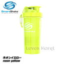 　Smartshake/スマートシェイク スウェーデンデザインのSmartshakeは、他のシェイカーには無いプロフェッショナルさと持ち運びに便利な機能性の高さからプロアスリートから高く評価され愛用されています。 アスリートだけではなく、世界中の多くの人に人気がありスポーツをする全ての人に新しい価値を提供しています。 プロテインシェーカー Smartshake O2GO 600ml ネオンイエロー スマートシェイクは、大きく分けて3つのパートからなっています。 一番下にはプロテインやスポーツドリンクの粉など、その上のパートは仕切りがあり、サプリメントを入れて持ち運ぶのに便利です。 必要な時に水で溶かして、運動後の一番良いタイミングでプロテインをお飲みいただけます。 スムージーなどにもおススメです。 ダマになりにくく、すぐに混ざるスマートシェイクの特性を活かしお料理のシーンでもお使いいただけます。 豊富なカラーバリエーションの中からお好きな色を自由に組み合わせて、自分だけのシェイカーをカスタムすることができます。 ※バージョンアップにより、より使いやすくなりました。 蓋：より開閉しやすい形状に変更。 カラビナ：取り外し可能なカラビナは、ボトル本体の色と同色となり、蓋と一体型になりました。 ストレーナー：ドリンクがより混ざりやすく深い形状に改良されました。 *画像は旧タイプのものを使用している場合があります。 *画像はイメージです。 サイズ φ10.0×H21.0cm 容量 600ml 材質 ポリプロピレン 取り扱いカラー ・ネオングリーン　・ネオンイエロー ・ネオンホワイト　・ネオンオレンジ ・ネオンピンク　　・ネオンブルー ・ネオンブラック　・ネオンレッド ・ネオンパープル カラーバリエーション 複数購入でパーツを組み替えてカスタマイズも！ Smartshake 600ml ネオングリーン Smartshake O2GO 600ml ネオンイエロー Smartshake 600ml ネオンホワイト Smartshake 600ml ネオンオレンジ Smartshake 600ml ネオンピンク Smartshake 600ml ネオンブルー Smartshake O2GO 600ml ネオンブラック Smartshake 600ml ネオンレッド Smartshake 600ml ネオンパープル &nbsp; &nbsp; &nbsp;