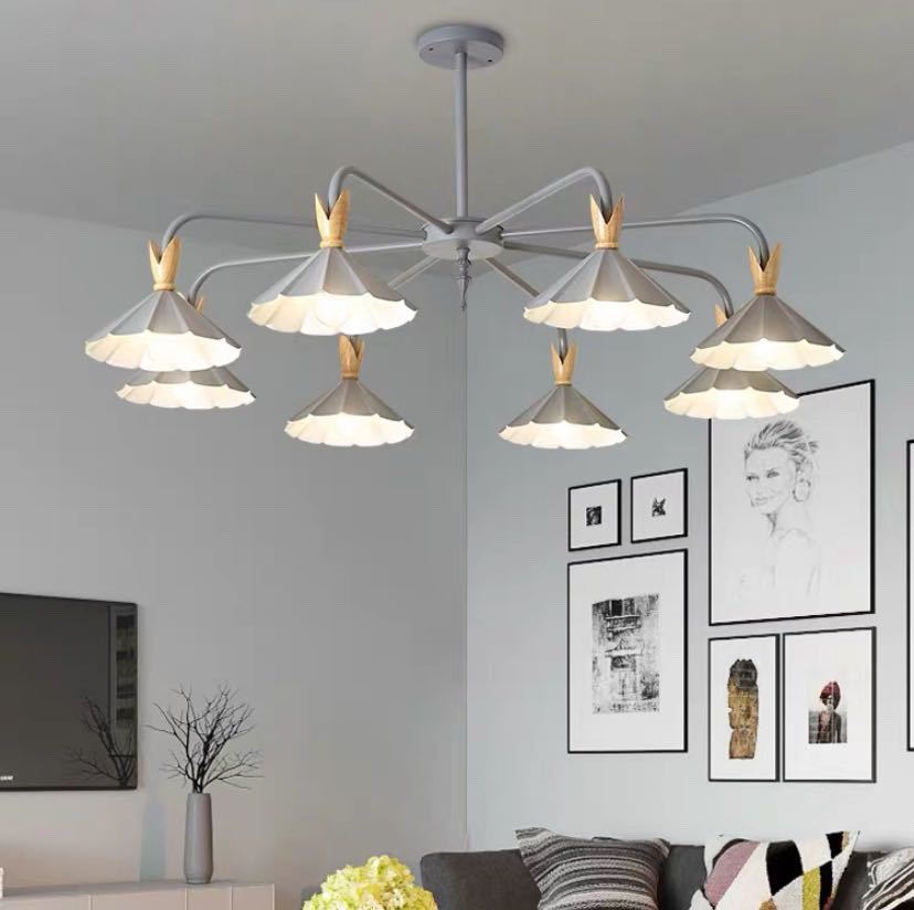 【商品仕様】■E26白熱球、電球型蛍光灯、LED電球使用可能■使用電球：8個（※電球は付属しておりません）■商品外寸：幅約100 x 高さ45（cm)※サイズの誤差は多少発生します。ご了承下さい。◆取付工事は電気工事士にご相談してください。◆お客様のご覧になっているモニター等により多少色が異なる場合がございます。あらかじめご了承ください。◆複数ご注文の場合やお急ぎの場合は必ず事前に納期のお質問をお願いいたします。◆サイズの誤差は多少発生します。ご了承下さい。■商品の返品についてお届け致しました商品に相違がありました際は商品到着より5日以内に御連絡下さい。良品との交換をさせて頂きます。在庫のご用意がその時点で無い場合は返金処理させて頂きます。交換品が無い場合に限り返金対応させて頂きます。交換品を承諾頂けない場合お客様都合による返品となりますので宜しくお願い致します。期間内に御連絡無き場合は対処致しかねますので、宜しくお願い致します。■欠品について基本的に在庫品を取り扱っておりますが、商品の破損、欠品又は同タイミングでの販売がかかってしまう等の理由で、欠品になる場合がございます。注意事項1、こちらの商品は海外製の新品です。撮影時の照明やPC環境によって実際の商品と色が違う場合があります。2、輸入品で日本語の説明がない場合があり、サポートもございませんので商品知識のある方のみ御注文下さい。3、ご注文について領収書発行、代引き引き換え、局留めは受け付けておりません。4、取り扱っている商品は、海外・アジア製品になります。きちんと全ての商品の検品をしておりますが、日本製に比べると作りが甘い場合があります。完璧を求められる方は御注文をお控えください。5、初期不良、輸送中の破損等は返金対応させて頂きます。その際はご到着から2日以内にご連絡をお願い致し6、新品未使用品ですが、外箱に初期からのスレ、剥げ歪みなどあります7、この商品は、購入後発送まで7日程度を要しますので、ご理解の上ご購入頂きますようお願い致します上記理由の返品交換は承ることが出来ませんので予めご了承くださいませ。【商品仕様】■E26白熱球、電球型蛍光灯、LED電球使用可能■使用電球：8個（※電球は付属しておりません）■商品外寸：幅約100 x 高さ45（cm)※サイズの誤差は多少発生します。ご了承下さい。◆取付工事は電気工事士にご相談してください。◆お客様のご覧になっているモニター等により多少色が異なる場合がございます。あらかじめご了承ください。◆複数ご注文の場合やお急ぎの場合は必ず事前に納期のお質問をお願いいたします。◆サイズの誤差は多少発生します。ご了承下さい。■商品の返品についてお届け致しました商品に相違がありました際は商品到着より5日以内に御連絡下さい。良品との交換をさせて頂きます。在庫のご用意がその時点で無い場合は返金処理させて頂きます。交換品が無い場合に限り返金対応させて頂きます。交換品を承諾頂けない場合お客様都合による返品となりますので宜しくお願い致します。期間内に御連絡無き場合は対処致しかねますので、宜しくお願い致します。■欠品について基本的に在庫品を取り扱っておりますが、商品の破損、欠品又は同タイミングでの販売がかかってしまう等の理由で、欠品になる場合がございます。注意事項1、こちらの商品は海外製の新品です。撮影時の照明やPC環境によって実際の商品と色が違う場合があります。2、輸入品で日本語の説明がない場合があり、サポートもございませんので商品知識のある方のみ御注文下さい。3、ご注文について領収書発行、代引き引き換え、局留めは受け付けておりません。4、取り扱っている商品は、海外・アジア製品になります。きちんと全ての商品の検品をしておりますが、日本製に比べると作りが甘い場合があります。完璧を求められる方は御注文をお控えください。5、初期不良、輸送中の破損等は返金対応させて頂きます。その際はご到着から2日以内にご連絡をお願い致し6、新品未使用品ですが、外箱に初期からのスレ、剥げ歪みなどあります7、この商品は、購入後発送まで7日程度を要しますので、ご理解の上ご購入頂きますようお願い致します上記理由の返品交換は承ることが出来ませんので予めご了承くださいませ。