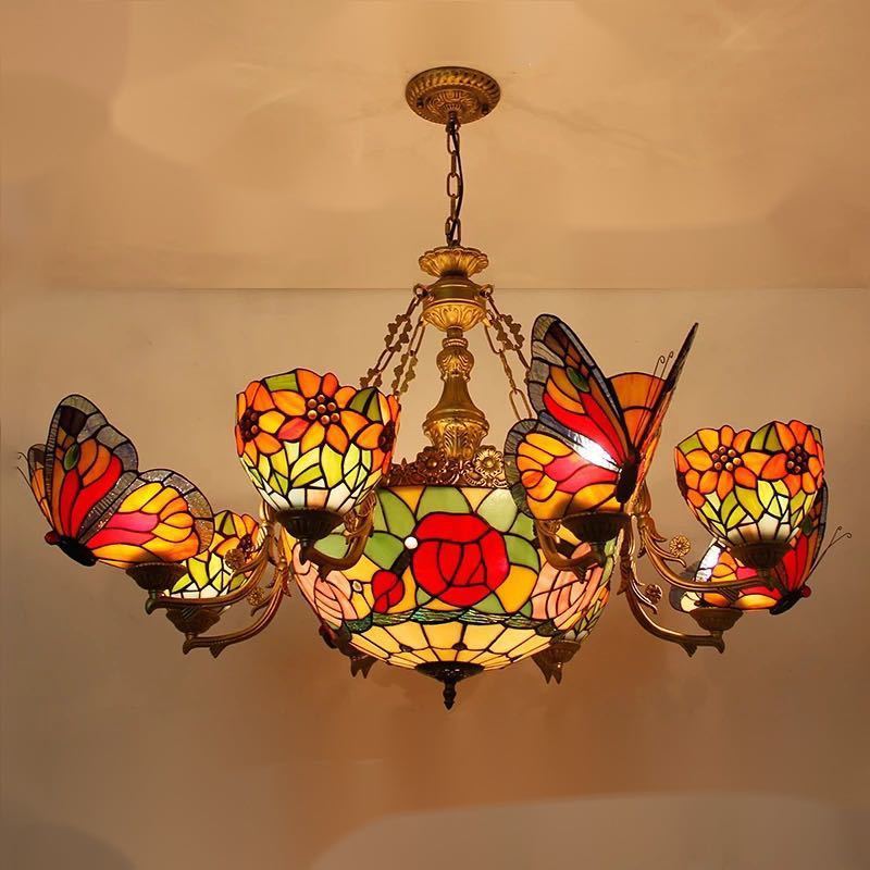 サイズ：幅約100x 高さ約50〜100（cm) ワット数 ：電球40W×11個（E26） 素材：ガラス、樹脂、合金、鉄 ◆取付工事は電気工事士にご相談してください。 購入後のキャンセルは、ご遠慮ください。 検品のため開封してある場合があります。 複数ご注文の場合やお急ぎの場合は必ず事前に納期のお質問をお願いいたします。 注意事項 1、ランプがつくかどうかの確認をしてから出荷しますので、多少緩衝材がいたんだりします。ご了承ください。 プロの職人さんによる手造りランプのため、大きさや色合い、接合部分など機械的に作ったものとは違って、一つ一つ違います。アウトレット込みです。 2、表記と多少の差異が生じることもござ います。予めご了承の上、お買い求めくださいませ 3、ご利用のPC環境により、実際の商品と色が異なる場合がございます。予めご了承ください。 4、新品未使用品ですが、外箱に初期からのスレ、剥げ歪みなどあります。 5、海外品ですので、気にされる方はご遠慮下さい。 6、この商品は、全て手作り手描きの製品のため、商品により重量・形状の歪み・個体差、釉薬の掠れ、 針穴のような凹み、滲み、色とび、黒点、多少の傷・欠け、突起、ざらつき、濃淡差、色ムラなどがある 場合がございますが不良商品ではございません。 7、素材の色・風合いなど、ディスプレーにより、一部写真と実物が異なる場合がございますので、あらか じめご了承ください。 8、この商品は、購入後発送まで8日程度を要しますので、ご理解の上ご購入頂きますようお願い致します，お急ぎの方はご注文をご遠慮ください 上記理由の返品交換は承ることが出来ませんので予めご了承くださいませサイズ：幅約100x 高さ約50〜100（cm) ワット数 ：電球40W×11個（E26） 素材：ガラス、樹脂、合金、鉄 ◆取付工事は電気工事士にご相談してください。 購入後のキャンセルは、ご遠慮ください。 検品のため開封してある場合があります。 複数ご注文の場合やお急ぎの場合は必ず事前に納期のお質問をお願いいたします。 注意事項 1、ランプがつくかどうかの確認をしてから出荷しますので、多少緩衝材がいたんだりします。ご了承ください。 プロの職人さんによる手造りランプのため、大きさや色合い、接合部分など機械的に作ったものとは違って、一つ一つ違います。アウトレット込みです。 2、表記と多少の差異が生じることもござ います。予めご了承の上、お買い求めくださいませ 3、ご利用のPC環境により、実際の商品と色が異なる場合がございます。予めご了承ください。 4、新品未使用品ですが、外箱に初期からのスレ、剥げ歪みなどあります。 5、海外品ですので、気にされる方はご遠慮下さい。 6、この商品は、全て手作り手描きの製品のため、商品により重量・形状の歪み・個体差、釉薬の掠れ、 針穴のような凹み、滲み、色とび、黒点、多少の傷・欠け、突起、ざらつき、濃淡差、色ムラなどがある 場合がございますが不良商品ではございません。 7、素材の色・風合いなど、ディスプレーにより、一部写真と実物が異なる場合がございますので、あらか じめご了承ください。 8、この商品は、購入後発送まで8日程度を要しますので、ご理解の上ご購入頂きますようお願い致します，お急ぎの方はご注文をご遠慮ください 上記理由の返品交換は承ることが出来ませんので予めご了承くださいませ