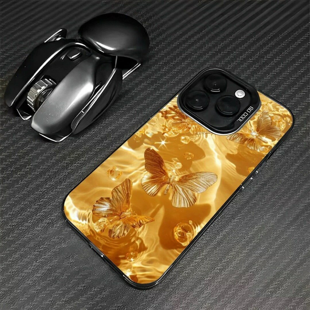 高級感あふれる蝶デザインスマホケース ? ゴールドの輝きと水面エフェクト