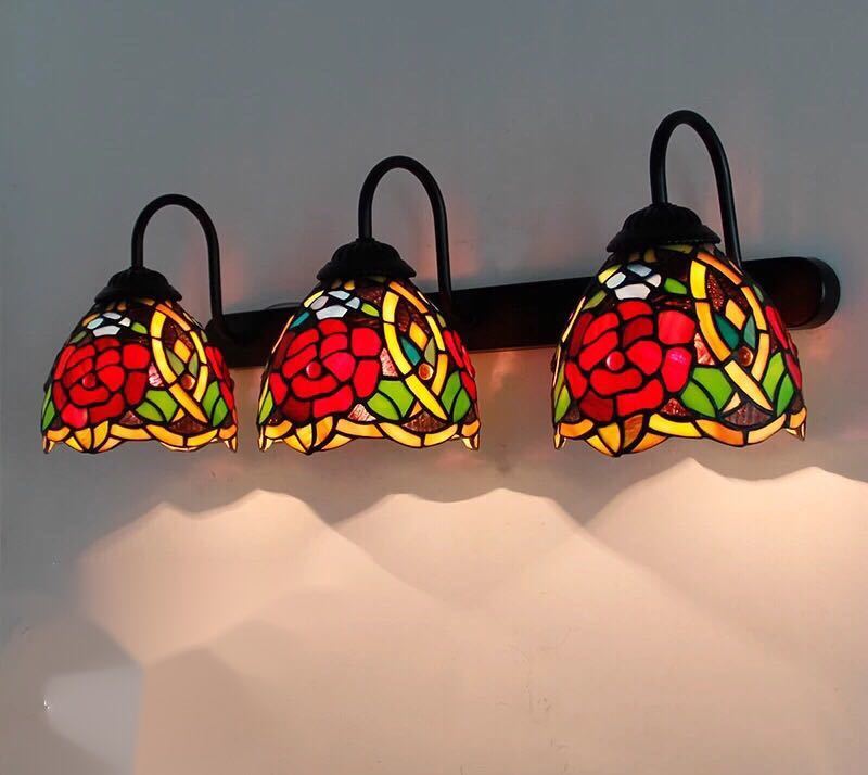 ステンドグラスランプ壁掛け灯．