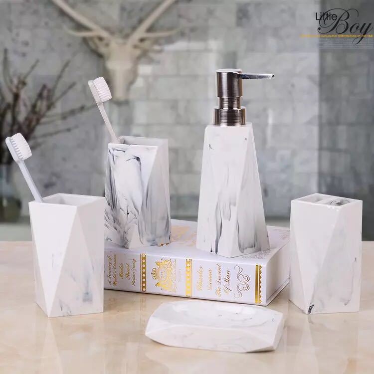 高級感のある落ち着いたデザインのサニタリーセット5点です。 滅多にないお洒落な一品です。 洗面所やバスルームがとってもオシャレになりますよ ＜セット内容＞ ディスペンサーx1点 歯ブラシスタンドx1点 石鹸置きx1点 カップx2点 ●材質:...