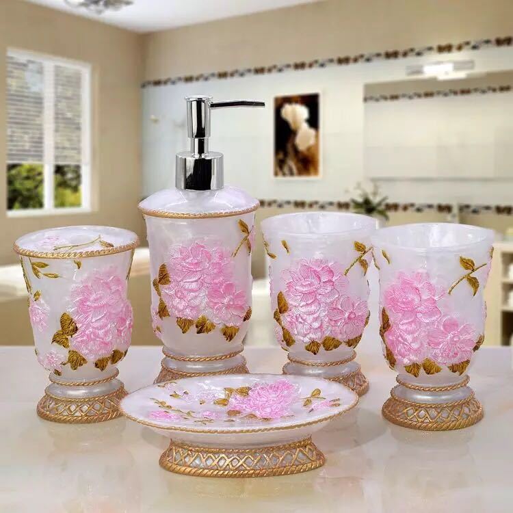 高級感のある落ち着いたデザインのサニタリーセット5点です。 滅多にないお洒落な一品です。 洗面所やバスルームがとってもオシャレになりますよ ＜セット内容＞ ディスペンサーx1点 歯ブラシスタンドx1点 石鹸置きx1点 カップx2点 ●材質:ABS樹脂 プラスチック ＜商品特性＞ ＊色はできるだけ現物に近いよう撮影しておりますが、お使いのパソコンによって多少見え方に違いがございます高級感のある落ち着いたデザインのサニタリーセット5点です。 滅多にないお洒落な一品です。 洗面所やバスルームがとってもオシャレになりますよ ＜セット内容＞ ディスペンサーx1点 歯ブラシスタンドx1点 石鹸置きx1点 カップx2点 ●材質:ABS樹脂 プラスチック ＜商品特性＞ ＊色はできるだけ現物に近いよう撮影しておりますが、お使いのパソコンによって多少見え方に違いがございます