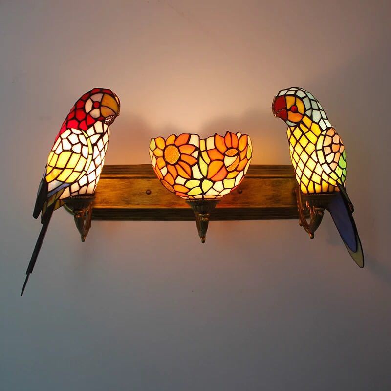 美しいガラスはどこから見ても華やかで美しい。繊細な造りの素敵なステンドランプ消灯時も素敵なインテリアになりますねサイズ：幅約70cm X 高さ約40cmワット数 ：　電球40W×3個（E26)素材：ガラス、樹脂、合金、鉄★取付工事は電気工事...