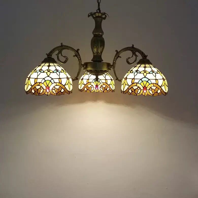 美しいガラスはどこから見ても華やかで美しい。繊細な造りの素敵なステンドランプ消灯時も素敵なインテリアになりますねワット数 ：　電球40W×3個（E26）素材：ガラス、樹脂、合金、鉄在庫は日々変動しておりますので万が一売り切れの場合は注文をキ...