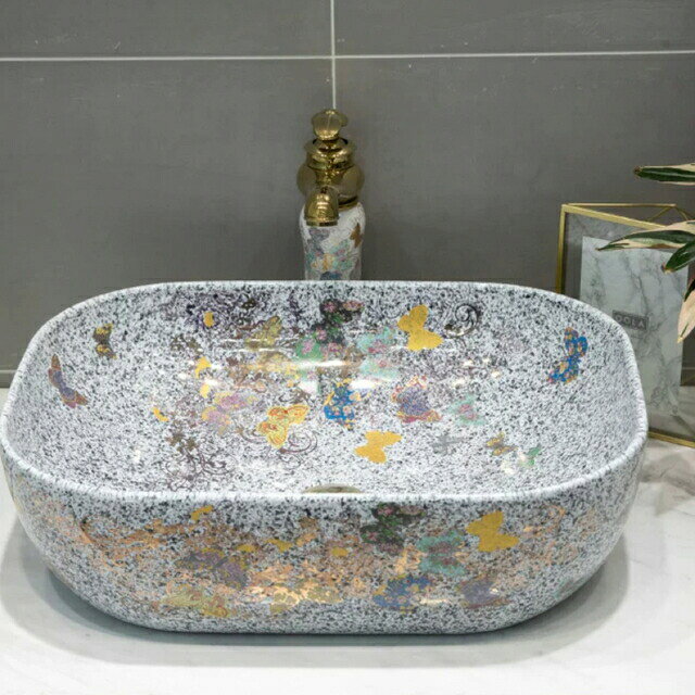 商品説明蛇口?排水金具付き状態?：新品未使用サイズ（cm）：幅：50奥行き：40高さ：14素材：陶磁器取付について：取付工事はお近くの工務店様にご相談してください＜?重量物なので同梱はできません?＞お客様のご覧になっているモニター等により多少色が異なる場合がございます。あらかじめご了承ください。複数ご注文の場合やお急ぎの場合は必ず事前に納期のお質問をお願いいたします。サイズの誤差は多少発生します。ご了承下さい。当店は販売のみとなっておりますので、商品の使用方法等についてのお問い合わせにはお答え出来ません。注意事項1丶ご利用のPC環境により、実際の商品と色が異なる場合がございます。予めご了承ください。2丶新品未使用品ですが、外箱に初期からのスレ、剥げ歪みなどあります。3、海外品ですので、気にされる方はご遠慮下さい。4丶ご注文完了後、お客様都合による交換キャンセル及び不良品以外のご返品ご交換はお受け致しておりません。5丶梱包材のみの損傷や、お客様のイメージ違いによる性能、色、形、サイズの違い、ご注文間違い等による返品もお受けできません。配送なので軽微な傷などがつく場合がありますので、?な方のご購入はご遠慮ください。7丶品質に極端なこだわりをお持ちの方、極端にな方はご購入ご遠慮ください，返品は対応していません8丶あくまで画像はイメージですので、商品改良の為パッケージや一部仕様が少し変更になる場合もございます。上記理由の返品交換は承ることが出来ませんので予めご了承くださいませ。