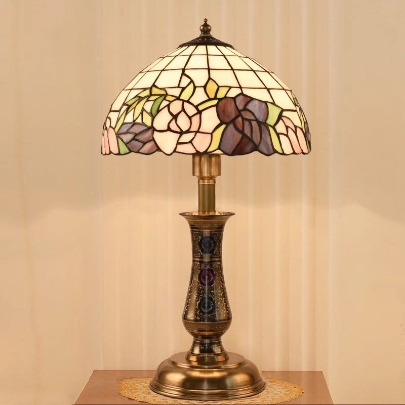 美しいガラスはどこから見ても華やかで美しい。繊細な造りの素敵なステンドランプ消灯時も素敵なインテリアになりますねサイズ ：幅30x高55cmワット数 ：40w x 1(口金 E26）コードの長さ: 150cm素材：ガラス、樹脂、合金、鉄在庫...