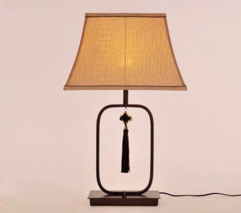 【商品仕様】 個口数：1 （〜40Wまで対応） E26白熱球、電球型蛍光灯、LED電球使用可能 使用電球：1個（※電球は付属しておりません） 商品外寸：幅約38 x 高さ約60 (cm) ※サイズの誤差は多少発生します。ご了承下さい。 購入後のキャンセルは、ご遠慮ください。 検品のため開封してある場合があります。 複数ご注文の場合やお急ぎの場合は必ず事前に納期のお質問をお願いいたします。 注意事項 1、ランプがつくかどうかの確認をしてから出荷しますので、多少緩衝材がいたんだりします。ご了承ください。 2、表記と多少の差異が生じることもござ います。予めご了承の上、お買い求めくださいませ 3、ご利用のPC環境により、実際の商品と色が異なる場合がございます。予めご了承ください。 4、新品未使用品ですが、外箱に初期からのスレ、剥げ歪みなどあります。 5、海外品ですので、気にされる方はご遠慮下さい。 6、この商品は、全て手作り手描きの製品のため、商品により重量・形状の歪み・個体差、釉薬の掠れ、 針穴のような凹み、滲み、色とび、黒点、多少の傷・欠け、突起、ざらつき、濃淡差、色ムラなどがある 場合がございますが不良商品ではございません。 7、素材の色・風合いなど、ディスプレーにより、一部写真と実物が異なる場合がございますので、あらか じめご了承ください。 8、この商品は、購入後発送まで9日程度を要しますので、ご理解の上ご購入頂きますようお願い致します，お急ぎの方はご注文をご遠慮ください 上記理由の返品交換は承ることが出来ませんので予めご了承くださいませ。