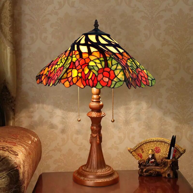 ステンドグラスランプ 卓上スタンド 豪華テーブルランプ 卓上照明。