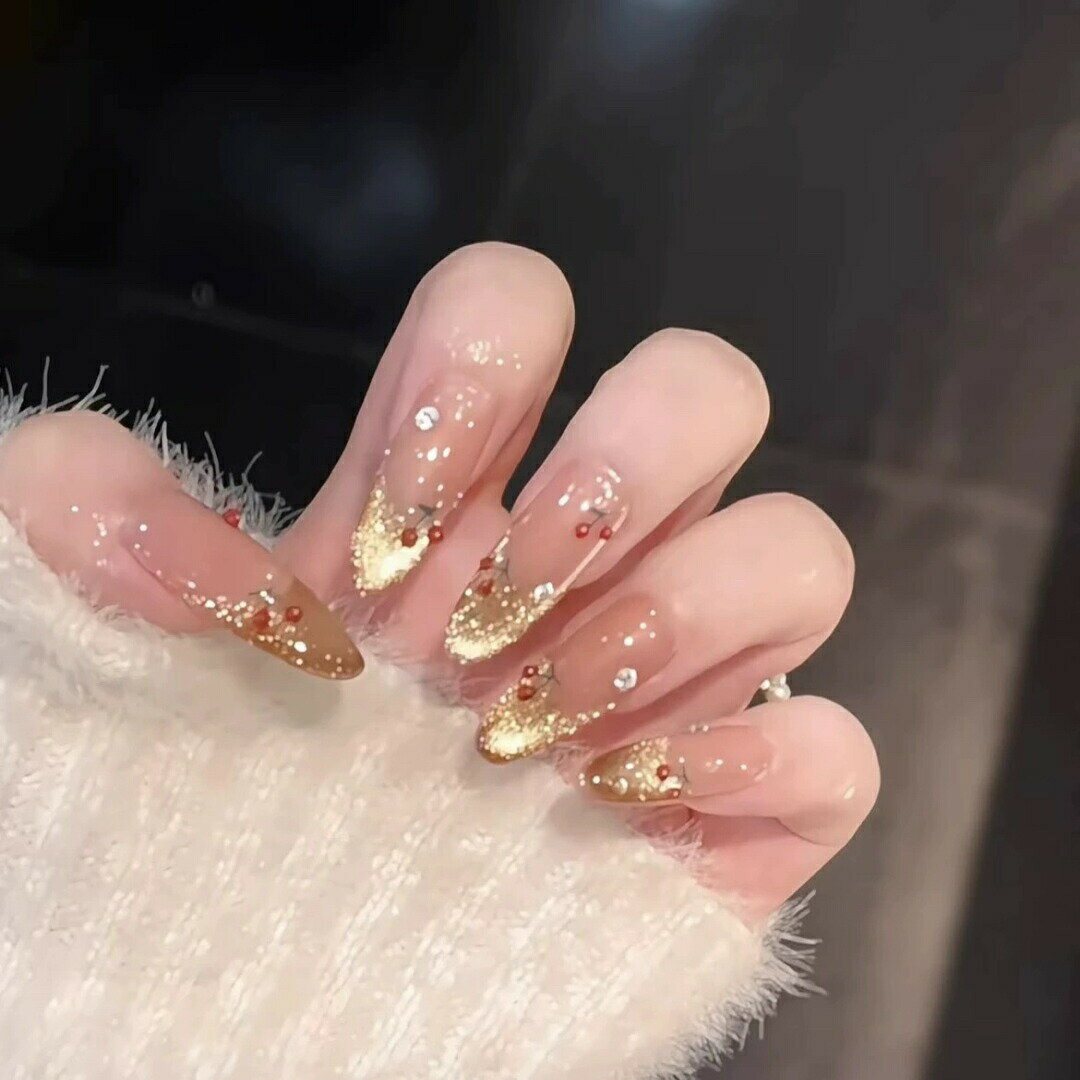 ゴールドグラデーションネイル ラメ付きロングネイル可愛いネイル