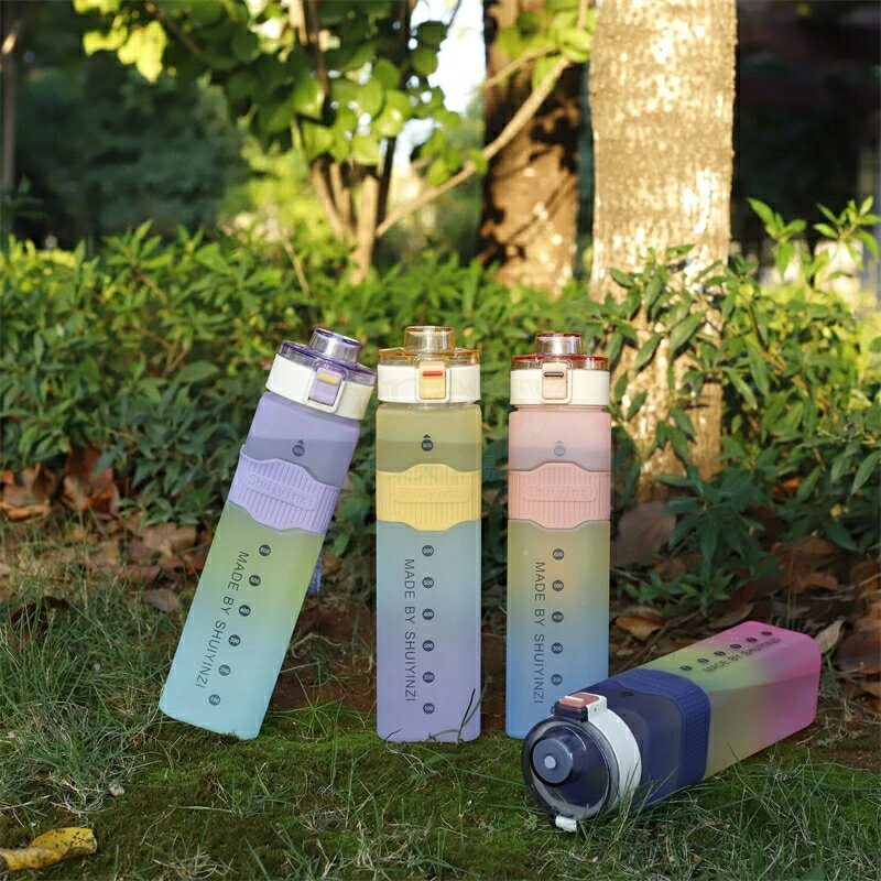 目盛り 携帯ポット 水筒 900ml ストロー付き グラデーション ワンタッチ式 目盛り おしゃれ かわいい 大容量 漏れ防止 人気 子ども 洗いやすい アウトドア スポーツ キャンプ ランニング 自転車 ウォーターボトル 軽量 Sinessy 楽天市場店 新生活用品 3