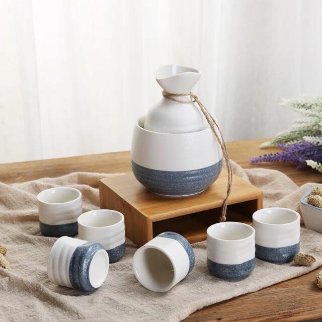 商品説明徳利x1点徳利入れx1点おちょこx6点燗器x1点材質：陶器お客様のご覧になっているモニター等により多少色が異なる場合がございます。あらかじめご了承ください。複数ご注文の場合やお急ぎの場合は必ず事前に納期のお質問をお願いいたします。サ...