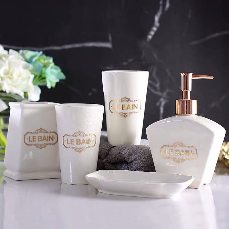 高級感のある落ち着いたデザインのサニタリーセット5点です。滅多にないお洒落な一品です。洗面所やバスルームがとってもオシャレになりますよ＜セット内容＞ディスペンサーx1点歯ブラシスタンドx1点石鹸置きx1点カップx2点材質:陶器購入後のキャンセルは、ご遠慮ください。検品のため開封してある場合があります。複数ご注文の場合やお急ぎの場合は必ず事前に納期のお質問をお願いいたします。注意事項1、ご利用のPC環境により、実際の商品と色が異なる場合がございます。予めご了承ください。2、新品未使用品ですが、外箱に初期からのスレ、剥げ歪みなどあります。3、海外品ですので、気にされる方はご遠慮下さい。4、この商品は、購入後発送まで7〜9日程度を要しますので、ご理解の上ご購入頂きますようお願い致します高級感のある落ち着いたデザインのサニタリーセット5点です。滅多にないお洒落な一品です。洗面所やバスルームがとってもオシャレになりますよ＜セット内容＞ディスペンサーx1点歯ブラシスタンドx1点石鹸置きx1点カップx2点材質:陶器購入後のキャンセルは、ご遠慮ください。検品のため開封してある場合があります。複数ご注文の場合やお急ぎの場合は必ず事前に納期のお質問をお願いいたします。注意事項1、ご利用のPC環境により、実際の商品と色が異なる場合がございます。予めご了承ください。2、新品未使用品ですが、外箱に初期からのスレ、剥げ歪みなどあります。3、海外品ですので、気にされる方はご遠慮下さい。4、この商品は、購入後発送まで7〜9日程度を要しますので、ご理解の上ご購入頂きますようお願い致します