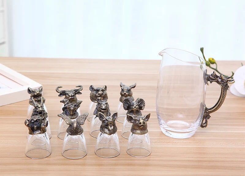 【商品詳細】■サイズ：直径5cm高さ6.5cm容量：25mlカップx12点冷酒ポートx1点★在庫は日々変動しておりますので万が一売り切れの場合は注文をキャンセルさせて頂く場合がございます。お早めにご注文お願い致します。★購入後のキャンセルは、ご遠慮ください。★検品のため開封してある場合があります。★在庫状況により、お届けまでお時間が掛かる場合がございます。また、生産中止等の理由でお届け出来ない場合がございます。★複数ご注文の場合やお急ぎの場合は必ず事前に納期のお質問をお願いいたします。注意事項1、ご利用のPC環境により、実際の商品と色が異なる場合がございます。予めご了承ください。2、新品未使用品ですが、外箱に初期からのスレ、剥げ歪みなどあります。3、海外品ですので、気にされる方はご遠慮下さい。4、この商品は、購入後発送まで10日程度を要しますので、ご理解の上ご購入頂きますようお願い致します5、この商品は、全て手作り手描きの製品のため、商品により重量・形状の歪み・個体差、釉薬の掠れ、 針穴のような凹み、滲み、色とび、黒点、多少の傷・欠け、突起、ざらつき、濃淡差、色ムラなどがある 場合がございますが不良商品ではございません。素材の色・風合いなど、ディスプレーにより、一部写真と実物が異なる場合がございますので、あらか じめご了承ください。上記理由の返品交換は承ることが出来ませんので予めご了承くださいませ。【商品詳細】■サイズ：直径5cm高さ6.5cm容量：25mlカップx12点冷酒ポートx1点★在庫は日々変動しておりますので万が一売り切れの場合は注文をキャンセルさせて頂く場合がございます。お早めにご注文お願い致します。★購入後のキャンセルは、ご遠慮ください。★検品のため開封してある場合があります。★在庫状況により、お届けまでお時間が掛かる場合がございます。また、生産中止等の理由でお届け出来ない場合がございます。★複数ご注文の場合やお急ぎの場合は必ず事前に納期のお質問をお願いいたします。注意事項1、ご利用のPC環境により、実際の商品と色が異なる場合がございます。予めご了承ください。2、新品未使用品ですが、外箱に初期からのスレ、剥げ歪みなどあります。3、海外品ですので、気にされる方はご遠慮下さい。4、この商品は、購入後発送まで10日程度を要しますので、ご理解の上ご購入頂きますようお願い致します5、この商品は、全て手作り手描きの製品のため、商品により重量・形状の歪み・個体差、釉薬の掠れ、 針穴のような凹み、滲み、色とび、黒点、多少の傷・欠け、突起、ざらつき、濃淡差、色ムラなどがある 場合がございますが不良商品ではございません。素材の色・風合いなど、ディスプレーにより、一部写真と実物が異なる場合がございますので、あらか じめご了承ください。上記理由の返品交換は承ることが出来ませんので予めご了承くださいませ。