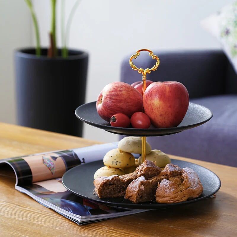 シンプルで使いやすい、陶器のケーキスタンドです。 アフタヌーンティーやパーティーに、お菓子やフィンガーフード、お花などを載せてサーブしましょう。 テーブルがとても華やかになります♪ プレート(大)： Φ27cm プレート(中)： Φ23cm ■材質：プレート陶器 磁器支柱：合金パッキン：シリコンワッシャー、ネジ：ステンレ ■電子レンジ、オーブンは使用不可です。プレートのみ食洗器使用可能です。 購入後のキャンセルは、ご遠慮ください。 検品のため開封してある場合があります。 複数ご注文の場合やお急ぎの場合は必ず事前に納期のお質問をお願いいたします。 注意事項 1、ご利用のPC環境により、実際の商品と色が異なる場合がございます。予めご了承ください。 2、新品未使用品ですが、外箱に初期からのスレ、剥げ歪みなどあります。 3、海外品ですので、気にされる方はご遠慮下さい。 4、この商品は、購入後発送まで7~10日程度を要しますので、ご理解の上ご購入頂きますようお願い致します 5、この商品は、全て手作り手描きの製品のため、商品により重量・形状の歪み・個体差、釉薬の掠れ、 針穴のような凹み、滲み、色とび、黒点、多少の傷・欠け、突起、ざらつき、濃淡差、色ムラなどがある 場合がございますが不良商品ではございません。 素材の色・風合いなど、ディスプレーにより、一部写真と実物が異なる場合がございますので、あらか じめご了承ください。 上記理由の返品交換は承ることが出来ませんので予めご了承くださいませ。シンプルで使いやすい、陶器のケーキスタンドです。 アフタヌーンティーやパーティーに、お菓子やフィンガーフード、お花などを載せてサーブしましょう。 テーブルがとても華やかになります♪ プレート(大)： Φ27cm プレート(中)： Φ23cm ■材質：プレート陶器 磁器支柱：合金パッキン：シリコンワッシャー、ネジ：ステンレ ■電子レンジ、オーブンは使用不可です。プレートのみ食洗器使用可能です。 購入後のキャンセルは、ご遠慮ください。 検品のため開封してある場合があります。 複数ご注文の場合やお急ぎの場合は必ず事前に納期のお質問をお願いいたします。 注意事項 1、ご利用のPC環境により、実際の商品と色が異なる場合がございます。予めご了承ください。 2、新品未使用品ですが、外箱に初期からのスレ、剥げ歪みなどあります。 3、海外品ですので、気にされる方はご遠慮下さい。 4、この商品は、購入後発送まで7~10日程度を要しますので、ご理解の上ご購入頂きますようお願い致します 5、この商品は、全て手作り手描きの製品のため、商品により重量・形状の歪み・個体差、釉薬の掠れ、 針穴のような凹み、滲み、色とび、黒点、多少の傷・欠け、突起、ざらつき、濃淡差、色ムラなどがある 場合がございますが不良商品ではございません。 素材の色・風合いなど、ディスプレーにより、一部写真と実物が異なる場合がございますので、あらか じめご了承ください。 上記理由の返品交換は承ることが出来ませんので予めご了承くださいませ。