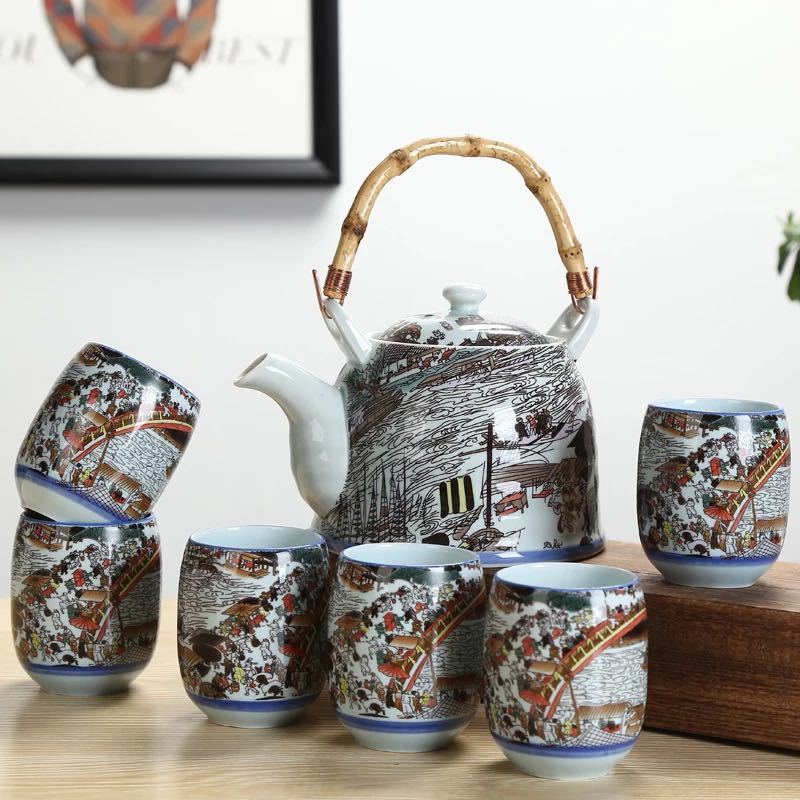 素材・材質:陶器内容:カップx4点（175ml)x1点（950ml)★購入後のキャンセルは、ご遠慮ください。★検品のため開封してある場合があります。★複数ご注文の場合やお急ぎの場合は必ず事前に納期のお質問をお願いいたします。注意事項1、ご利用のPC環境により、実際の商品と色が異なる場合がございます。予めご了承ください。2、新品未使用品ですが、外箱に初期からのスレ、剥げ歪みなどあります。3、海外品ですので、気にされる方はご遠慮下さい。4、この商品は、購入後発送まで7〜9日程度を要しますので、ご理解の上ご購入頂きますようお願い致します5、この商品は、全て手作り手描きの製品のため、商品により重量・形状の歪み・個体差、釉薬の掠れ、 針穴のような凹み、滲み、色とび、黒点、多少の傷・欠け、突起、ざらつき、濃淡差、色ムラなどがある 場合がございますが不良商品ではございません。素材の色・風合いなど、ディにより、一部写真と実物が異なる場合がございますので、あらか じめご了承ください。上記理由の返品交換は承ることが出来ませんので予めご了承くださいませ。素材・材質:陶器内容:カップx4点（175ml)x1点（950ml)★購入後のキャンセルは、ご遠慮ください。★検品のため開封してある場合があります。★複数ご注文の場合やお急ぎの場合は必ず事前に納期のお質問をお願いいたします。注意事項1、ご利用のPC環境により、実際の商品と色が異なる場合がございます。予めご了承ください。2、新品未使用品ですが、外箱に初期からのスレ、剥げ歪みなどあります。3、海外品ですので、気にされる方はご遠慮下さい。4、この商品は、購入後発送まで7〜9日程度を要しますので、ご理解の上ご購入頂きますようお願い致します5、この商品は、全て手作り手描きの製品のため、商品により重量・形状の歪み・個体差、釉薬の掠れ、 針穴のような凹み、滲み、色とび、黒点、多少の傷・欠け、突起、ざらつき、濃淡差、色ムラなどがある 場合がございますが不良商品ではございません。素材の色・風合いなど、ディにより、一部写真と実物が異なる場合がございますので、あらか じめご了承ください。上記理由の返品交換は承ることが出来ませんので予めご了承くださいませ。