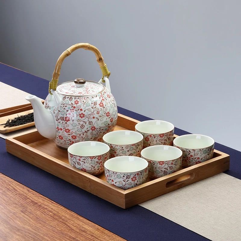 素材・材質:陶器セット内容:カップx6点（135ml）ティーポットx1点（950ml）トレーx1点★購入後のキャンセルは、ご遠慮ください。★検品のため開封してある場合があります。★複数ご注文の場合やお急ぎの場合は必ず事前に納期のお質問をお願いいたします。注意事項1、ランプがつくかどうかの確認をしてから出荷しますので、多少緩衝材がいたんだりします。ご了承ください。プロの職人さんによる手造りランプのため、大きさや色合い、接合部分など機械的に作ったものとは違って、一つ一つ違います。アウトレット込みです。2、表記と多少の差異が生じることもござ います。予めご了承の上、お買い求めくださいませ3、ご利用のPC環境により、実際の商品と色が異なる場合がございます。予めご了承ください。4、新品未使用品ですが、外箱に初期からのスレ、剥げ歪みなどあります。5、海外品ですので、気にされる方はご遠慮下さい。6、この商品は、全て手作り手描きの製品のため、商品により重量・形状の歪み・個体差、釉薬の掠れ、 針穴のような凹み、滲み、色とび、黒点、多少の傷・欠け、突起、ざらつき、濃淡差、色ムラなどがある 場合がございますが不良商品ではございません。7、素材の色・風合いなど、ディスプレーにより、一部写真と実物が異なる場合がございますので、あらか じめご了承ください。8、この商品は、購入後発送まで7~9日程度を要しますので、ご理解の上ご購入頂きますようお願い致します，お急ぎの方はご注文をご遠慮ください上記理由の返品交換は承ることが出来ませんので予めご了承くださいませ。素材・材質:陶器セット内容:カップx6点（135ml）ティーポットx1点（950ml）トレーx1点★購入後のキャンセルは、ご遠慮ください。★検品のため開封してある場合があります。★複数ご注文の場合やお急ぎの場合は必ず事前に納期のお質問をお願いいたします。注意事項1、ランプがつくかどうかの確認をしてから出荷しますので、多少緩衝材がいたんだりします。ご了承ください。プロの職人さんによる手造りランプのため、大きさや色合い、接合部分など機械的に作ったものとは違って、一つ一つ違います。アウトレット込みです。2、表記と多少の差異が生じることもござ います。予めご了承の上、お買い求めくださいませ3、ご利用のPC環境により、実際の商品と色が異なる場合がございます。予めご了承ください。4、新品未使用品ですが、外箱に初期からのスレ、剥げ歪みなどあります。5、海外品ですので、気にされる方はご遠慮下さい。6、この商品は、全て手作り手描きの製品のため、商品により重量・形状の歪み・個体差、釉薬の掠れ、 針穴のような凹み、滲み、色とび、黒点、多少の傷・欠け、突起、ざらつき、濃淡差、色ムラなどがある 場合がございますが不良商品ではございません。7、素材の色・風合いなど、ディスプレーにより、一部写真と実物が異なる場合がございますので、あらか じめご了承ください。8、この商品は、購入後発送まで7~9日程度を要しますので、ご理解の上ご購入頂きますようお願い致します，お急ぎの方はご注文をご遠慮ください上記理由の返品交換は承ることが出来ませんので予めご了承くださいませ。