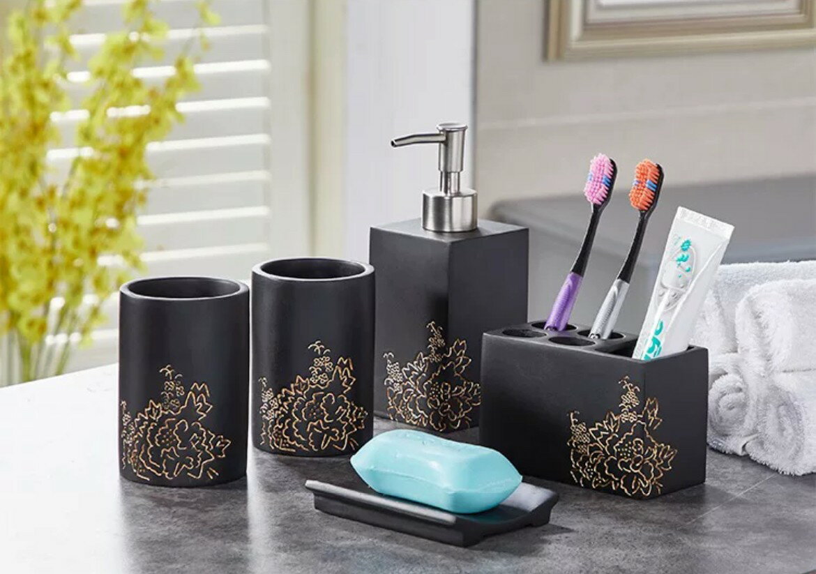 ＜セット内容＞ディスペンサーx1点歯ブラシスタンドx1点石鹸置きx1点カップx2点トレーx1点材質: プラスチック お客様のご覧になっているモニター等により多少色が異なる場合がございます。あらかじめご了承ください。 複数ご注文の場合やお急ぎ...