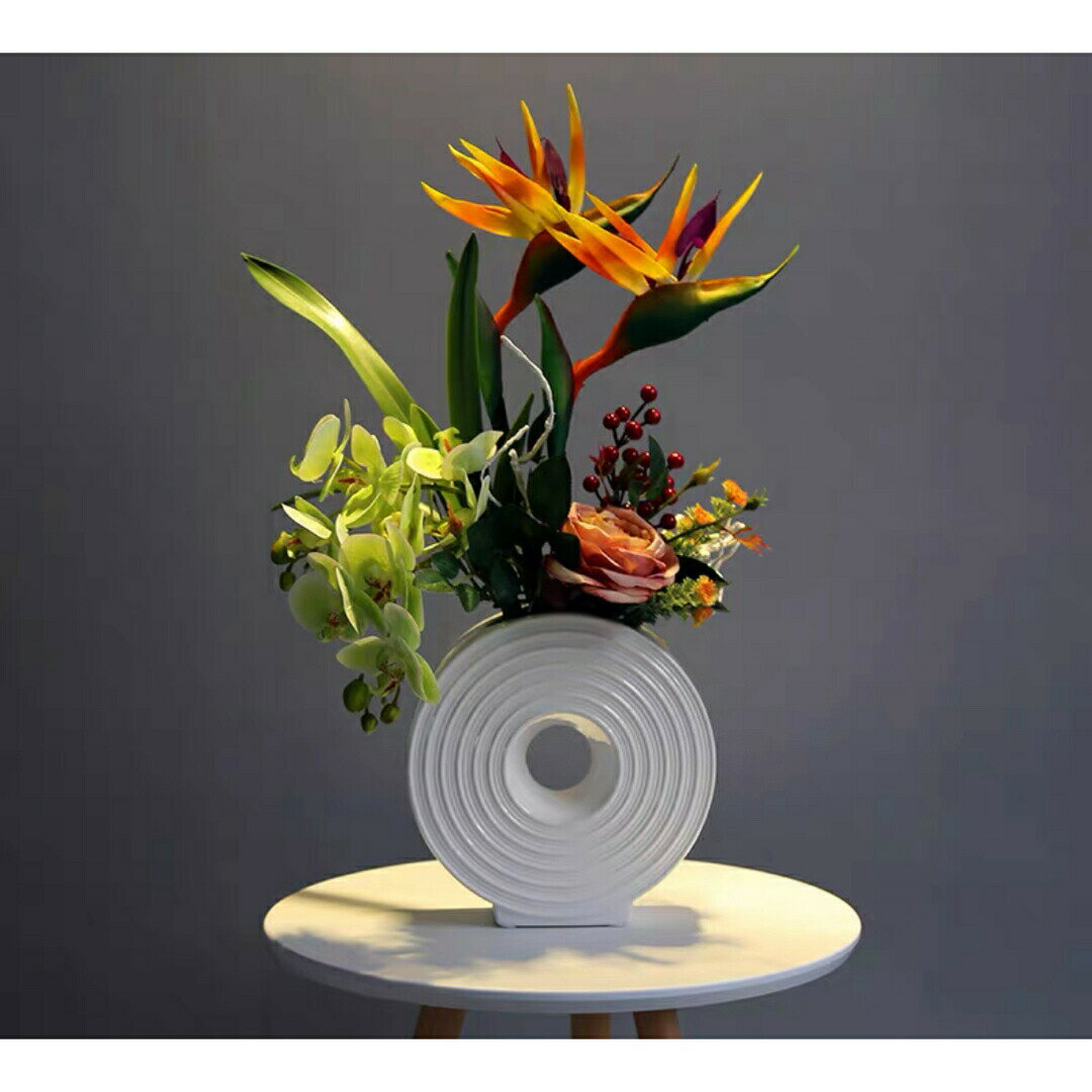 商品説明品名：飾り用造花セット本体のサイズ：幅約36?x?奥行15?x高さ約65（cm）内容：造花、花瓶素材：ポリエステル製 在庫は日々変動しておりますので万が一売り切れの場合は注文をキャンセルさせて頂く場合がございます。お早めにご注文お願...