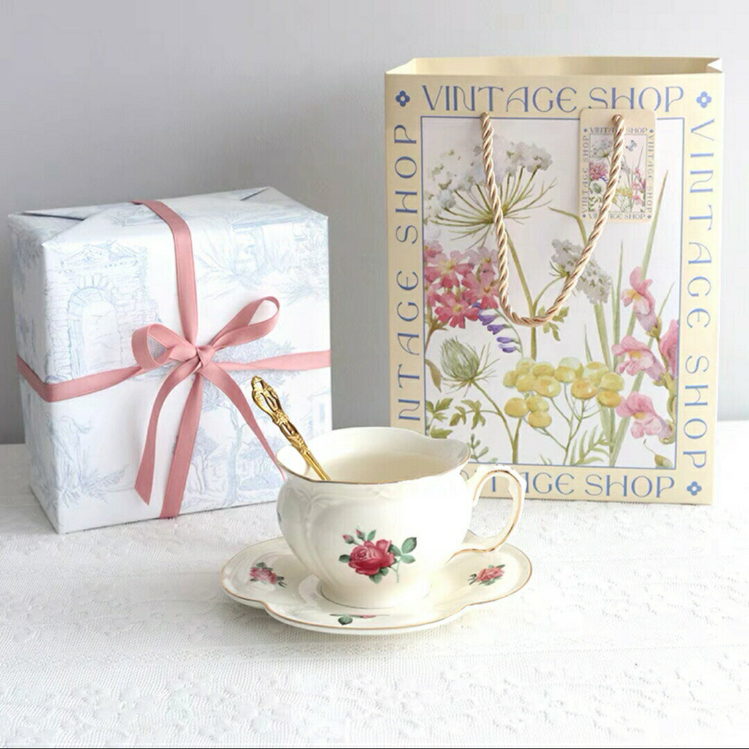 商品説明材質:陶器セット内容:カップ＆ソーサー1客スプーンx?1点 お客様のご覧になっているモニター等により多少色が異なる場合がございます。あらかじめご了承ください。複数ご注文の場合やお急ぎの場合は必ず事前に納期のお質問をお願いいたします。...