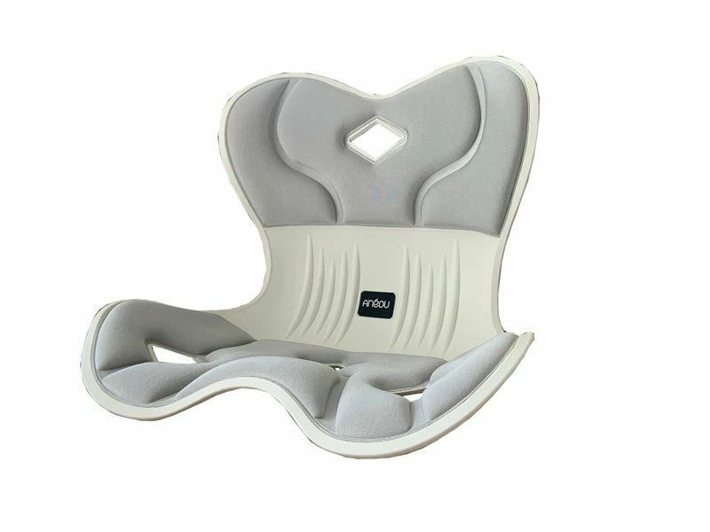 長時間の悪い座り方による腰痛や背中の痛みに苦しんでいますか？もう痛みに我慢する必要はありません！ 姿勢矯正椅子！この腰痛 椅子に座れば、まるで個人のコーチから指導を受けているかのような感覚で、瞬時に座り方を調整し、背筋を伸ばし、脊椎を解放します。猫背や歪んだ座り方などの悪い習慣をおさらばし、正しい座り方を取り戻し、腰椎を保護し、疲労を緩和できます。悪い座り方に悩むことなく、新しい快適な体験を迎えましょう！ 骨盤サポートチェアは、脚部、お尻、腰部の三つの重要なポイントを完璧にサポートし、力を入れる必要はありません。まるで大きな手が優しく背中を支えているかのようで、あなたの座り姿は常に理想的な字曲線を描きます！長時間の運動や仕事でも、この姿勢矯正 椅子に座ると、瞬時に体が広がる感覚を味わい、腰椎の疲労が和らぎます。長期間にわたる使用で、姿勢が改善されるだけでなく、腰椎ヘルニアの予防にも役立ちます。オフィスサラリーマンやテレワーカー、学生、腰椎の健康を気にする高齢者、そして腰がつらい妊婦さんにも適しています。 高品質メモリーフォームで充填された座面と背もたれは、腰に密着し、お尻を包み込み、柔らかな快適さを提供します。同時に腰から微妙なサポート感を感じることで、椅子に全身を任せる安心感をもたらします。高反発座面は、最大100kgの体重を軽々と支え、長時間座ってもたるまず、お尻を優しく包み込み、圧力を均等に分散させ、通常の椅子で感じるお尻の痛みを根絶します。また、他社の椅子とは異なり、背もたれと座面には通気孔がより多く設計されており、空気の流れを促進し、熱を放散させ、常に最も快適な使用環境を提供します！ この姿勢矯正 椅子は、優れた性能だけでなく、人間性あふれるデザインが、便利な使用体験をお届けします。たった1000グラム程度の軽さがありながら、女性やご高齢の方にとって理想的な選択肢となり、軽々と持ち上げ、移動し、自在に操作できます。リビング、寝室、書斎、ダイニングと、場所を問わず自由に運び、至る所でご使用いただけます。また、イスの40*33*34cmのサイズ設計により、オフィスチェア、家庭の座椅子、床やソファなど、さまざまな環境に適応します。日常の生活や職場でも、よい使い心地をもたらし、あなたの健康に寄り添う小さな助けとなることでしょう。この姿勢矯正チェアは、長時間座っていても疲れを感じさせません。科学的な座り方を導き、腰部を持続的にサポートします。男女ともに利用可能で、実用性と機能性が融合した理想的な椅子選びとなります。恋人や両親、友人へのプレゼントにも最適です。同時に、自身の勤勉な努力へのご褒美として、大切な身体への愛情表現としてもご利用いただけます。何か問題が発生した場合はいつでもお気軽にご連絡ください。迅速かつ日本語で対応いたしますので、心から安心してご購入いただき、楽しい体験をお楽しみください。長時間の悪い座り方による腰痛や背中の痛みに苦しんでいますか？もう痛みに我慢する必要はありません！ 姿勢矯正椅子！この腰痛 椅子に座れば、まるで個人のコーチから指導を受けているかのような感覚で、瞬時に座り方を調整し、背筋を伸ばし、脊椎を解放します。猫背や歪んだ座り方などの悪い習慣をおさらばし、正しい座り方を取り戻し、腰椎を保護し、疲労を緩和できます。悪い座り方に悩むことなく、新しい快適な体験を迎えましょう！ 骨盤サポートチェアは、脚部、お尻、腰部の三つの重要なポイントを完璧にサポートし、力を入れる必要はありません。まるで大きな手が優しく背中を支えているかのようで、あなたの座り姿は常に理想的な字曲線を描きます！長時間の運動や仕事でも、この姿勢矯正 椅子に座ると、瞬時に体が広がる感覚を味わい、腰椎の疲労が和らぎます。長期間にわたる使用で、姿勢が改善されるだけでなく、腰椎ヘルニアの予防にも役立ちます。オフィスサラリーマンやテレワーカー、学生、腰椎の健康を気にする高齢者、そして腰がつらい妊婦さんにも適しています。 高品質メモリーフォームで充填された座面と背もたれは、腰に密着し、お尻を包み込み、柔らかな快適さを提供します。同時に腰から微妙なサポート感を感じることで、椅子に全身を任せる安心感をもたらします。高反発座面は、最大100kgの体重を軽々と支え、長時間座ってもたるまず、お尻を優しく包み込み、圧力を均等に分散させ、通常の椅子で感じるお尻の痛みを根絶します。また、他社の椅子とは異なり、背もたれと座面には通気孔がより多く設計されており、空気の流れを促進し、熱を放散させ、常に最も快適な使用環境を提供します！ この姿勢矯正 椅子は、優れた性能だけでなく、人間性あふれるデザインが、便利な使用体験をお届けします。たった1000グラム程度の軽さがありながら、女性やご高齢の方にとって理想的な選択肢となり、軽々と持ち上げ、移動し、自在に操作できます。リビング、寝室、書斎、ダイニングと、場所を問わず自由に運び、至る所でご使用いただけます。また、イスの40*33*34cmのサイズ設計により、オフィスチェア、家庭の座椅子、床やソファなど、さまざまな環境に適応します。日常の生活や職場でも、よい使い心地をもたらし、あなたの健康に寄り添う小さな助けとなることでしょう。この姿勢矯正チェアは、長時間座っていても疲れを感じさせません。科学的な座り方を導き、腰部を持続的にサポートします。男女ともに利用可能で、実用性と機能性が融合した理想的な椅子選びとなります。恋人や両親、友人へのプレゼントにも最適です。同時に、自身の勤勉な努力へのご褒美として、大切な身体への愛情表現としてもご利用いただけます。何か問題が発生した場合はいつでもお気軽にご連絡ください。迅速かつ日本語で対応いたしますので、心から安心してご購入いただき、楽しい体験をお楽しみください。