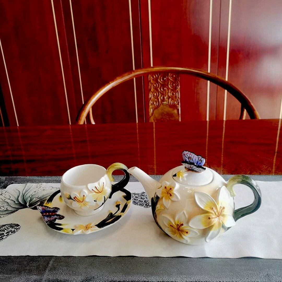 立体百合デザイン陶器ティーセット 蝶の飾り付きポットとカップソーサー