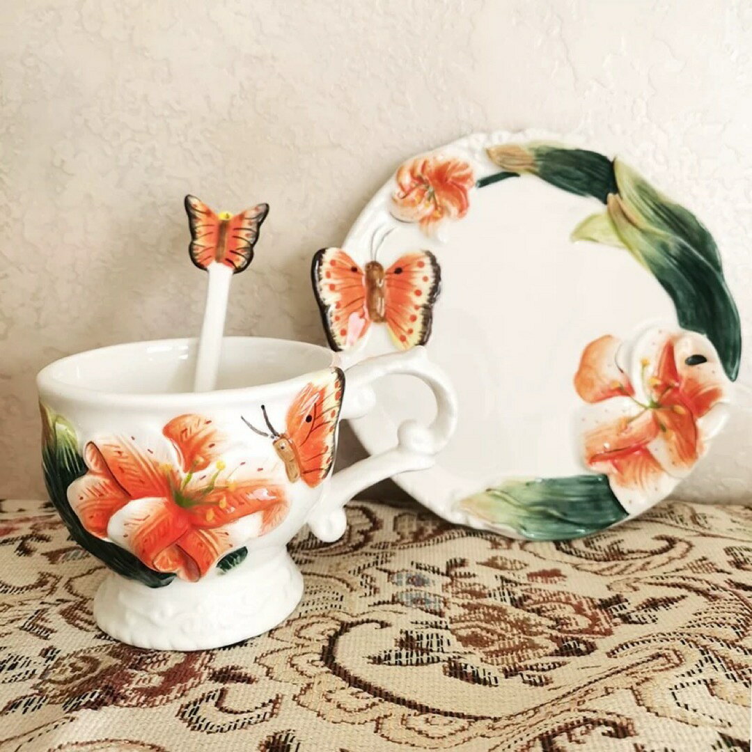 百合の花柄カップと蝶モチーフのソーサー付き陶器セットティータイムを彩る華やか食器