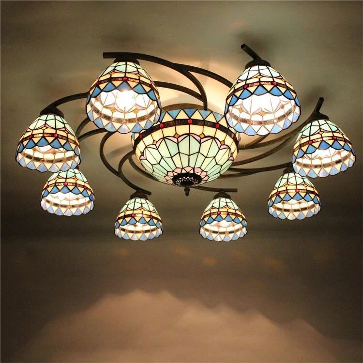 美しいガラスはどこから見ても華やかで美しい。繊細な造りの素敵なステンドランプ消灯時も素敵なインテリアになりますねサイズ ：約 直径102 x 高さ30 cmワット数 ：　電球40W×10個（E26）素材：ガラス、樹脂、合金、鉄■E26白熱球、電球型蛍光灯、LED電球使用可能（※電球は付属しておりません）★在庫は日々変動しておりますので万が一売り切れの場合は注文をキャンセルさせて頂く場合がございます。お早めにご注文お願い致します。★購入後のキャンセルは、ご遠慮ください。★検品のため開封してある場合があります。★在庫状況により、お届けまでお時間が掛かる場合がございます。また、生産中止等の理由でお届け出来ない場合がございます。★複数ご注文の場合やお急ぎの場合は必ず事前に納期のお質問をお願いいたします。注意事項1、ランプがつくかどうかの確認をしてから出荷しますので、多少緩衝材がいたんだりします。ご了承ください。プロの職人さんによる手造りランプのため、大きさや色合い、接合部分など機械的に作ったものとは違って、一つ一つ違います。アウトレット込みです。2、表記と多少の差異が生じることもござ います。予めご了承の上、お買い求めくださいませ3、ご利用のPC環境により、実際の商品と色が異なる場合がございます。予めご了承ください。4、新品未使用品ですが、外箱に初期からのスレ、剥げ歪みなどあります。5、海外品ですので、気にされる方はご遠慮下さい。6、この商品は、全て手作り手描きの製品のため、商品により重量・形状の歪み・個体差、釉薬の掠れ、 針穴のような凹み、滲み、色とび、黒点、多少の傷・欠け、突起、ざらつき、濃淡差、色ムラなどがある 場合がございますが不良商品ではございません。7、素材の色・風合いなど、ディスプレーにより、一部写真と実物が異なる場合がございますので、あらか じめご了承ください。8、この商品は、購入後発送まで10日程度を要しますので、ご理解の上ご購入頂きますようお願い致します，お急ぎの方はご注文をご遠慮ください上記理由の返品交換は承ることが出来ませんので予めご了承くださいませ。美しいガラスはどこから見ても華やかで美しい。繊細な造りの素敵なステンドランプ消灯時も素敵なインテリアになりますねサイズ ：約 直径102 x 高さ30 cmワット数 ：　電球40W×10個（E26）素材：ガラス、樹脂、合金、鉄■E26白熱球、電球型蛍光灯、LED電球使用可能（※電球は付属しておりません）★在庫は日々変動しておりますので万が一売り切れの場合は注文をキャンセルさせて頂く場合がございます。お早めにご注文お願い致します。★購入後のキャンセルは、ご遠慮ください。★検品のため開封してある場合があります。★在庫状況により、お届けまでお時間が掛かる場合がございます。また、生産中止等の理由でお届け出来ない場合がございます。★複数ご注文の場合やお急ぎの場合は必ず事前に納期のお質問をお願いいたします。注意事項1、ランプがつくかどうかの確認をしてから出荷しますので、多少緩衝材がいたんだりします。ご了承ください。プロの職人さんによる手造りランプのため、大きさや色合い、接合部分など機械的に作ったものとは違って、一つ一つ違います。アウトレット込みです。2、表記と多少の差異が生じることもござ います。予めご了承の上、お買い求めくださいませ3、ご利用のPC環境により、実際の商品と色が異なる場合がございます。予めご了承ください。4、新品未使用品ですが、外箱に初期からのスレ、剥げ歪みなどあります。5、海外品ですので、気にされる方はご遠慮下さい。6、この商品は、全て手作り手描きの製品のため、商品により重量・形状の歪み・個体差、釉薬の掠れ、 針穴のような凹み、滲み、色とび、黒点、多少の傷・欠け、突起、ざらつき、濃淡差、色ムラなどがある 場合がございますが不良商品ではございません。7、素材の色・風合いなど、ディスプレーにより、一部写真と実物が異なる場合がございますので、あらか じめご了承ください。8、この商品は、購入後発送まで10日程度を要しますので、ご理解の上ご購入頂きますようお願い致します，お急ぎの方はご注文をご遠慮ください上記理由の返品交換は承ることが出来ませんので予めご了承くださいませ。