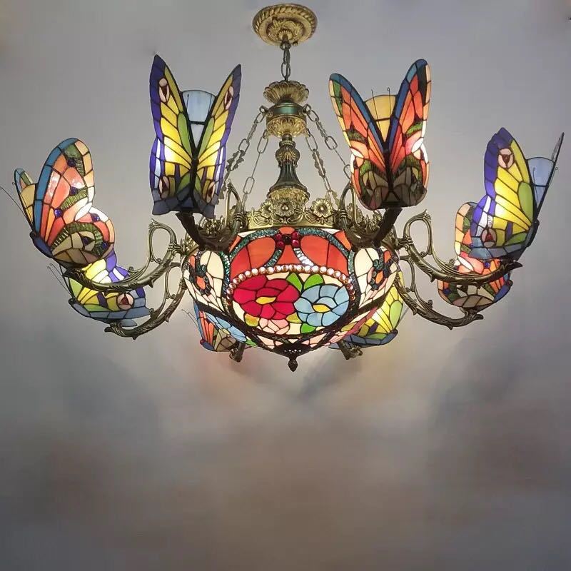 美しいガラスはどこから見ても華やかで美しい。繊細な造りの素敵なステンドランプ消灯時も素敵なインテリアになりますねサイズ：幅約96 x 高さ約50ワット数 ：　電球40W×11個（E26）素材：ガラス、樹脂、合金、鉄★在庫は日々変動しておりますので万が一売り切れの場合は注文をキャンセルさせて頂く場合がございます。お早めにご注文お願い致します。★購入後のキャンセルは、ご遠慮ください。★検品のため開封してある場合があります。★在庫状況により、お届けまでお時間が掛かる場合がございます。また、生産中止等の理由でお届け出来ない場合がございます。★複数ご注文の場合やお急ぎの場合は必ず事前に納期のお質問をお願いいたします。注意事項1、ランプがつくかどうかの確認をしてから出荷しますので、多少緩衝材がいたんだりします。ご了承ください。プロの職人さんによる手造りランプのため、大きさや色合い、接合部分など機械的に作ったものとは違って、一つ一つ違います。アウトレット込みです。2、表記と多少の差異が生じることもござ います。予めご了承の上、お買い求めくださいませ3、ご利用のPC環境により、実際の商品と色が異なる場合がございます。予めご了承ください。4、新品未使用品ですが、外箱に初期からのスレ、剥げ歪みなどあります。5、海外品ですので、気にされる方はご遠慮下さい。6、この商品は、全て手作り手描きの製品のため、商品により重量・形状の歪み・個体差、釉薬の掠れ、 針穴のような凹み、滲み、色とび、黒点、多少の傷・欠け、突起、ざらつき、濃淡差、色ムラなどがある 場合がございますが不良商品ではございません。7、素材の色・風合いなど、ディスプレーにより、一部写真と実物が異なる場合がございますので、あらか じめご了承ください。8、この商品は、購入後発送まで8日程度を要しますので、ご理解の上ご購入頂きますようお願い致します，お急ぎの方はご注文をご遠慮ください上記理由の返品交換は承ることが出来ませんので予めご了承くださいませ。美しいガラスはどこから見ても華やかで美しい。繊細な造りの素敵なステンドランプ消灯時も素敵なインテリアになりますねサイズ：幅約96 x 高さ約50ワット数 ：　電球40W×11個（E26）素材：ガラス、樹脂、合金、鉄★在庫は日々変動しておりますので万が一売り切れの場合は注文をキャンセルさせて頂く場合がございます。お早めにご注文お願い致します。★購入後のキャンセルは、ご遠慮ください。★検品のため開封してある場合があります。★在庫状況により、お届けまでお時間が掛かる場合がございます。また、生産中止等の理由でお届け出来ない場合がございます。★複数ご注文の場合やお急ぎの場合は必ず事前に納期のお質問をお願いいたします。注意事項1、ランプがつくかどうかの確認をしてから出荷しますので、多少緩衝材がいたんだりします。ご了承ください。プロの職人さんによる手造りランプのため、大きさや色合い、接合部分など機械的に作ったものとは違って、一つ一つ違います。アウトレット込みです。2、表記と多少の差異が生じることもござ います。予めご了承の上、お買い求めくださいませ3、ご利用のPC環境により、実際の商品と色が異なる場合がございます。予めご了承ください。4、新品未使用品ですが、外箱に初期からのスレ、剥げ歪みなどあります。5、海外品ですので、気にされる方はご遠慮下さい。6、この商品は、全て手作り手描きの製品のため、商品により重量・形状の歪み・個体差、釉薬の掠れ、 針穴のような凹み、滲み、色とび、黒点、多少の傷・欠け、突起、ざらつき、濃淡差、色ムラなどがある 場合がございますが不良商品ではございません。7、素材の色・風合いなど、ディスプレーにより、一部写真と実物が異なる場合がございますので、あらか じめご了承ください。8、この商品は、購入後発送まで8日程度を要しますので、ご理解の上ご購入頂きますようお願い致します，お急ぎの方はご注文をご遠慮ください上記理由の返品交換は承ることが出来ませんので予めご了承くださいませ。